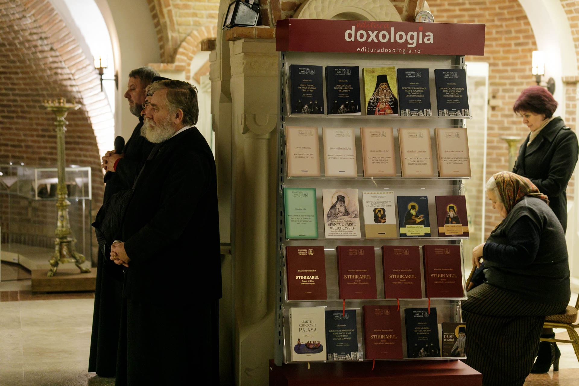 Expoziția de artă sacră „Rugăciune și paisianism” a încheiat Simpozionul Internațional dedicat Sfântului Paisie de la Neamț