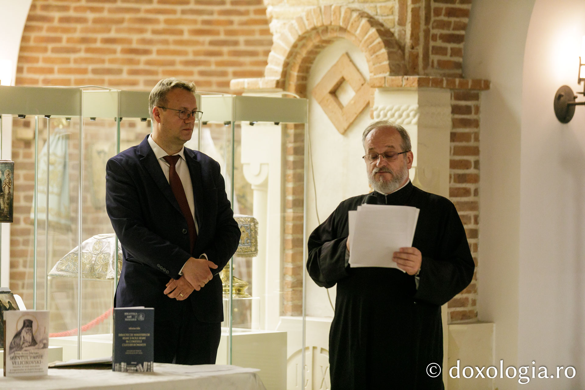 Expoziția de artă sacră „Rugăciune și paisianism” a încheiat Simpozionul Internațional dedicat Sfântului Paisie de la Neamț