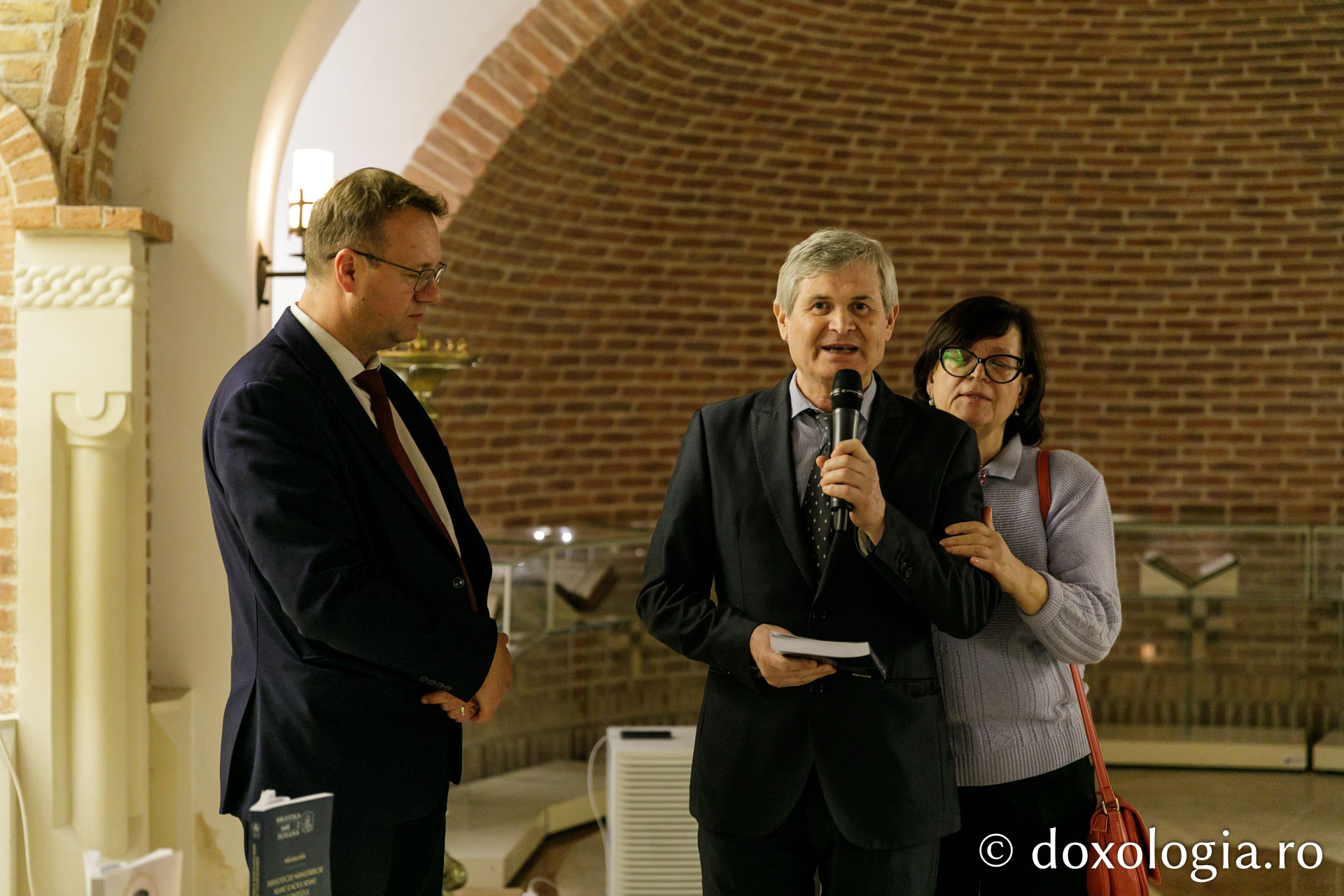 Expoziția de artă sacră „Rugăciune și paisianism” a încheiat Simpozionul Internațional dedicat Sfântului Paisie de la Neamț