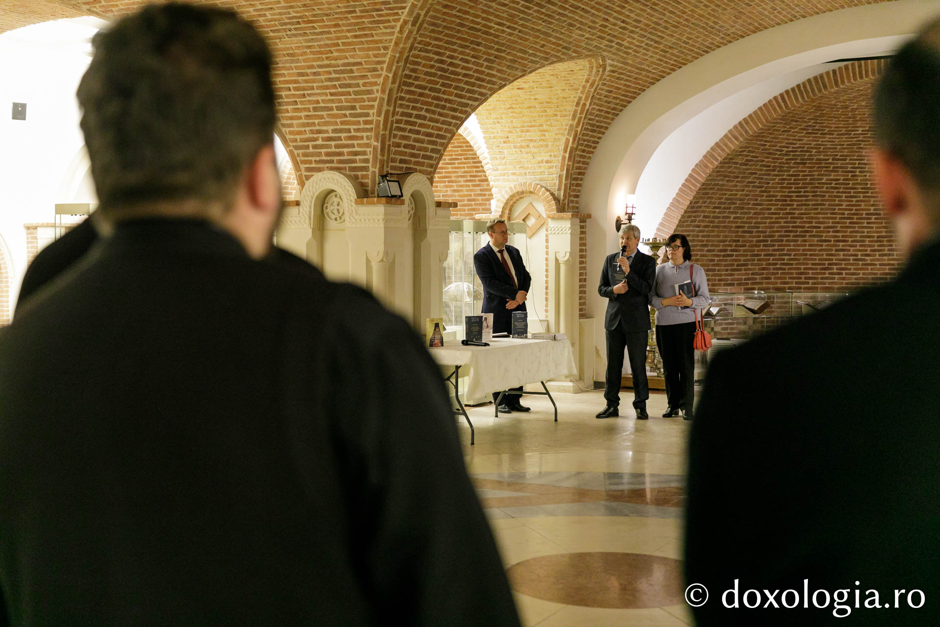 Expoziția de artă sacră „Rugăciune și paisianism” a încheiat Simpozionul Internațional dedicat Sfântului Paisie de la Neamț