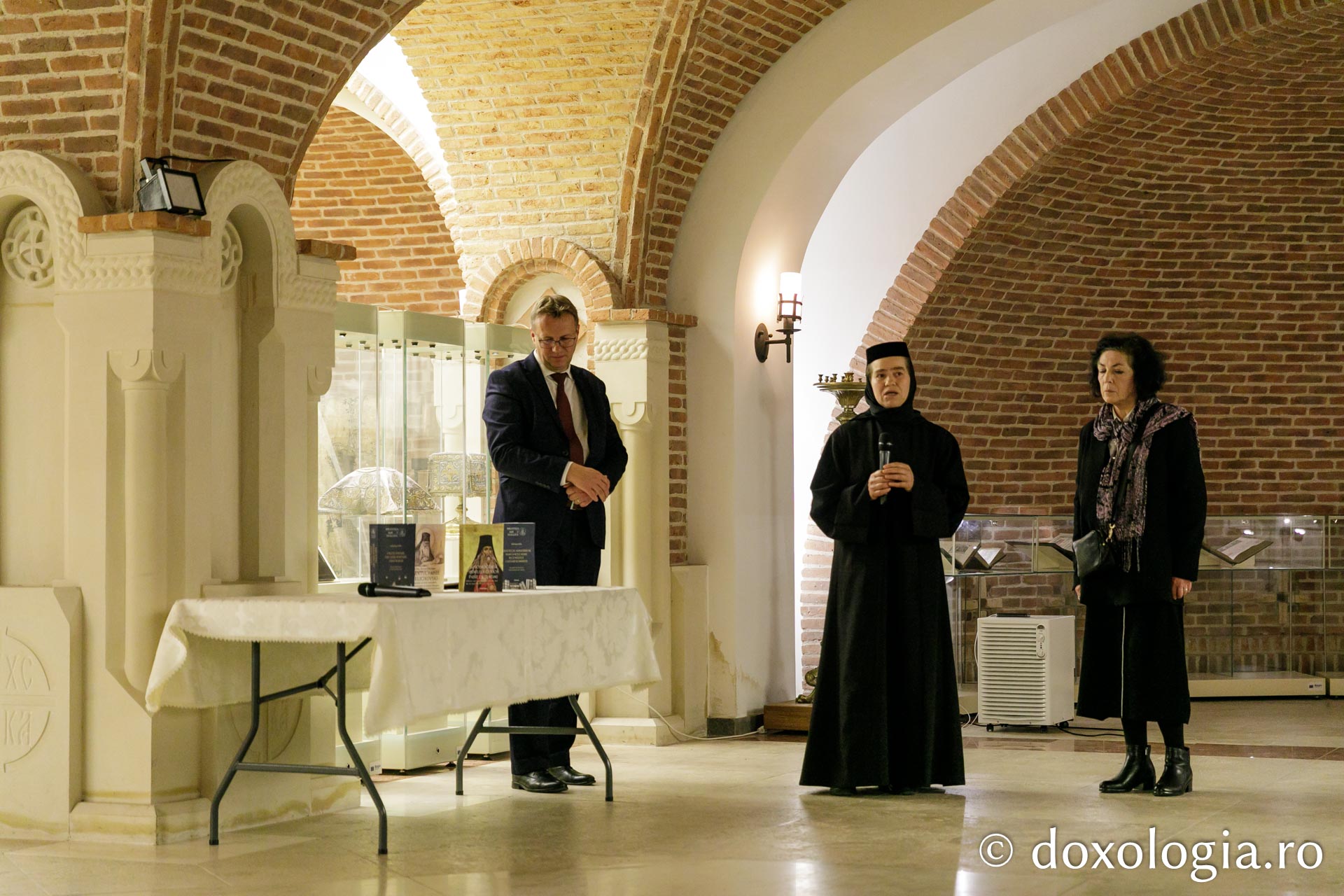 Expoziția de artă sacră „Rugăciune și paisianism” a încheiat Simpozionul Internațional dedicat Sfântului Paisie de la Neamț