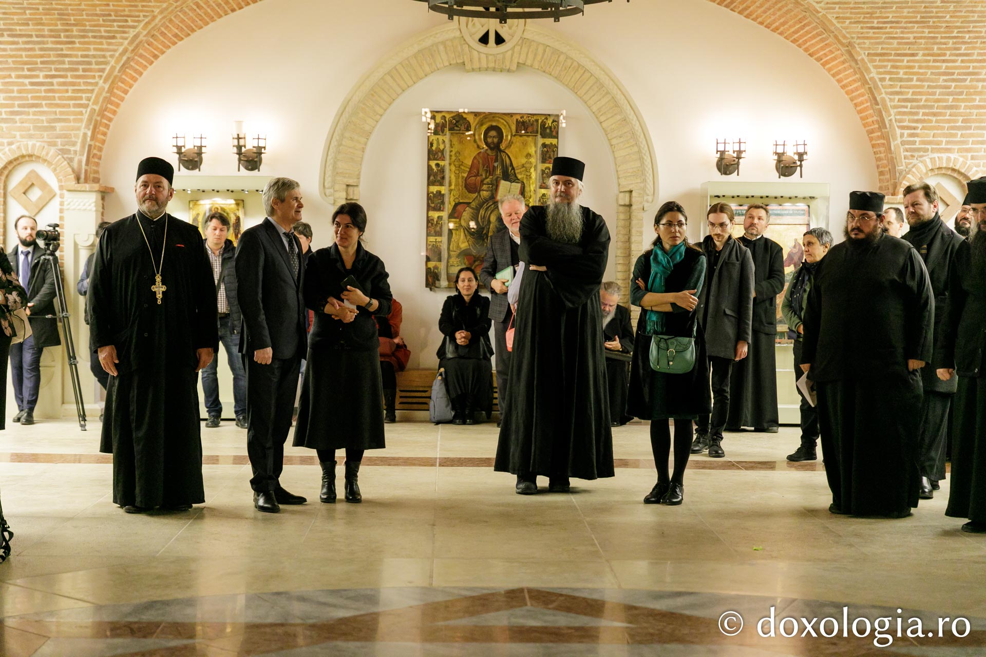 Expoziția de artă sacră „Rugăciune și paisianism” a încheiat Simpozionul Internațional dedicat Sfântului Paisie de la Neamț