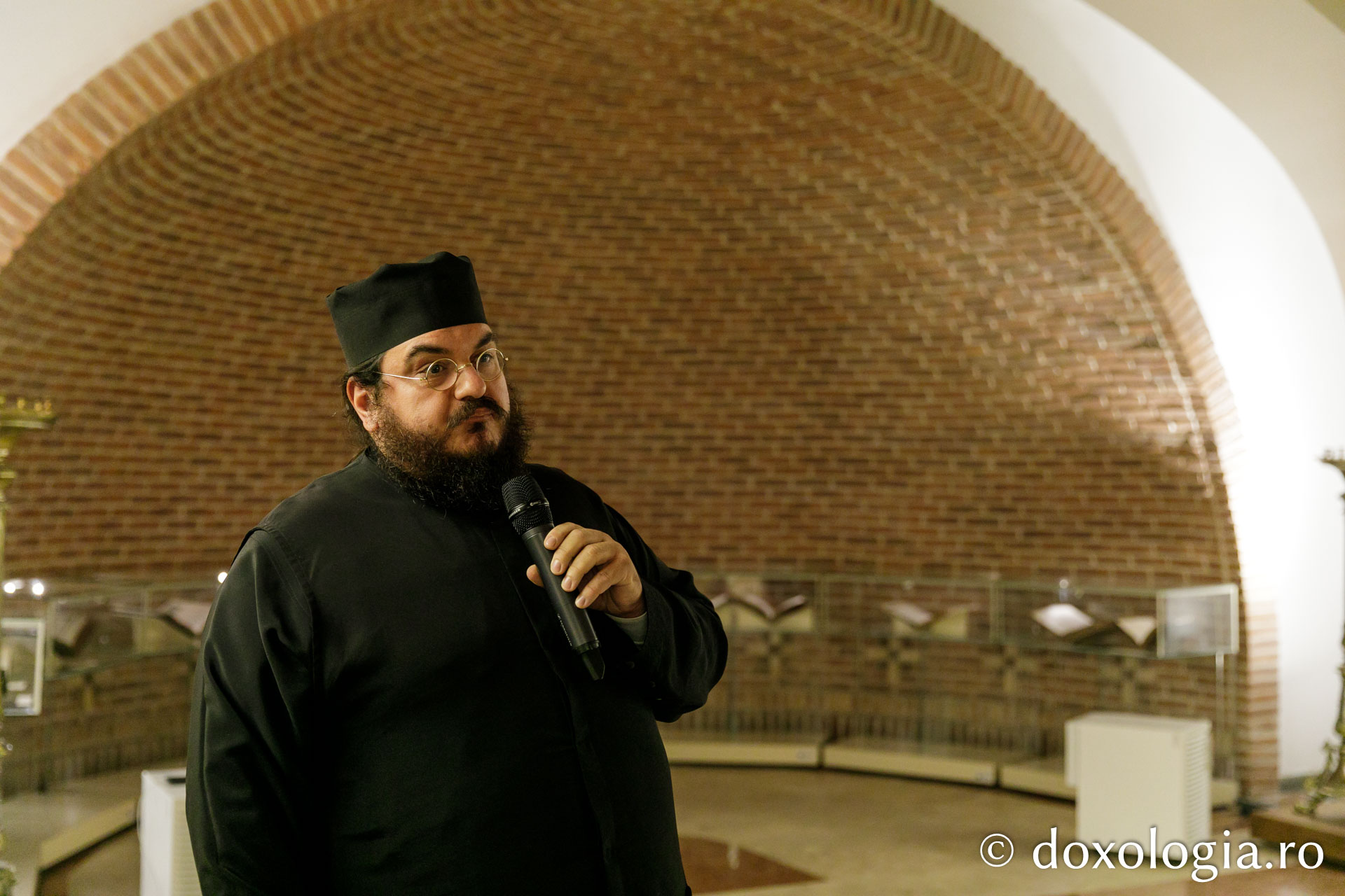 Expoziția de artă sacră „Rugăciune și paisianism” a încheiat Simpozionul Internațional dedicat Sfântului Paisie de la Neamț