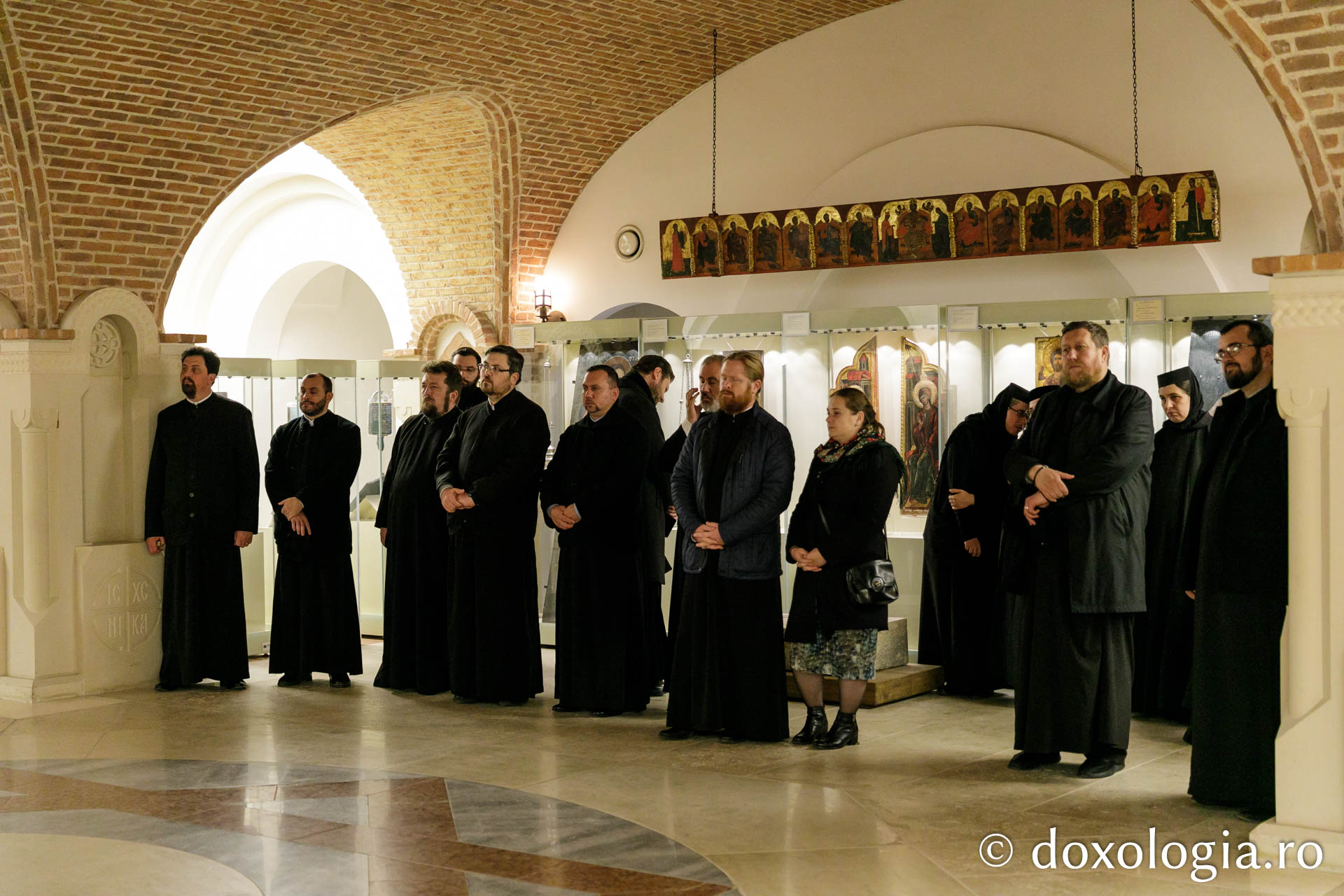 Expoziția de artă sacră „Rugăciune și paisianism” a încheiat Simpozionul Internațional dedicat Sfântului Paisie de la Neamț