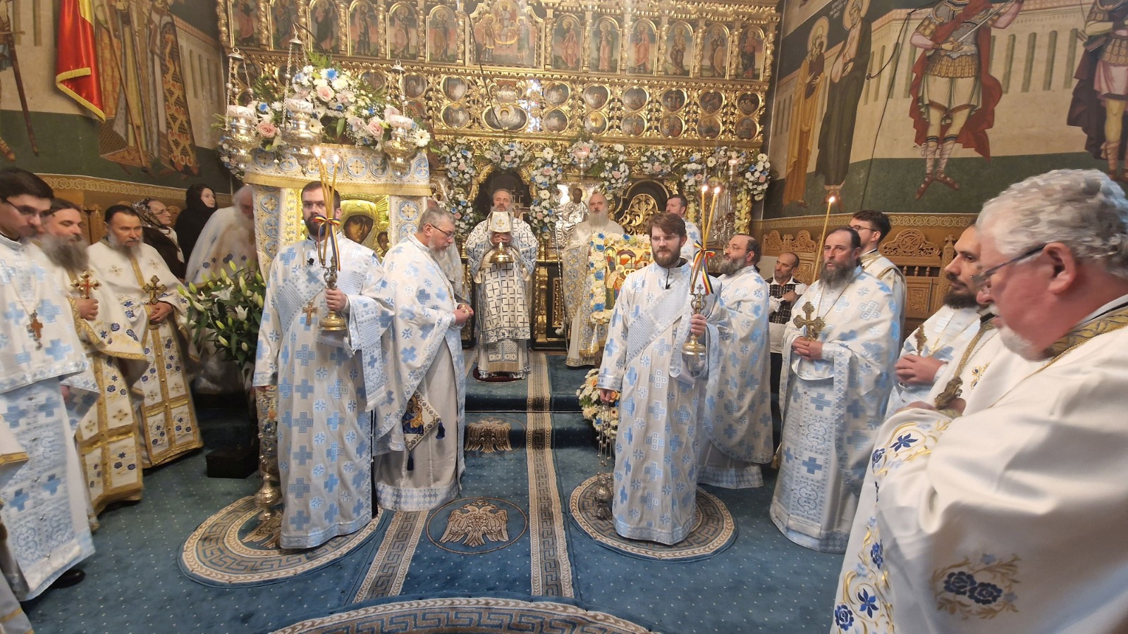 Binecuvântare arhierească la Hramul Schitului Vovidenia al Mănăstirii Neamț Binecuvântare arhierească la Hramul Schitului Vovidenia al Mănăstirii Neamț