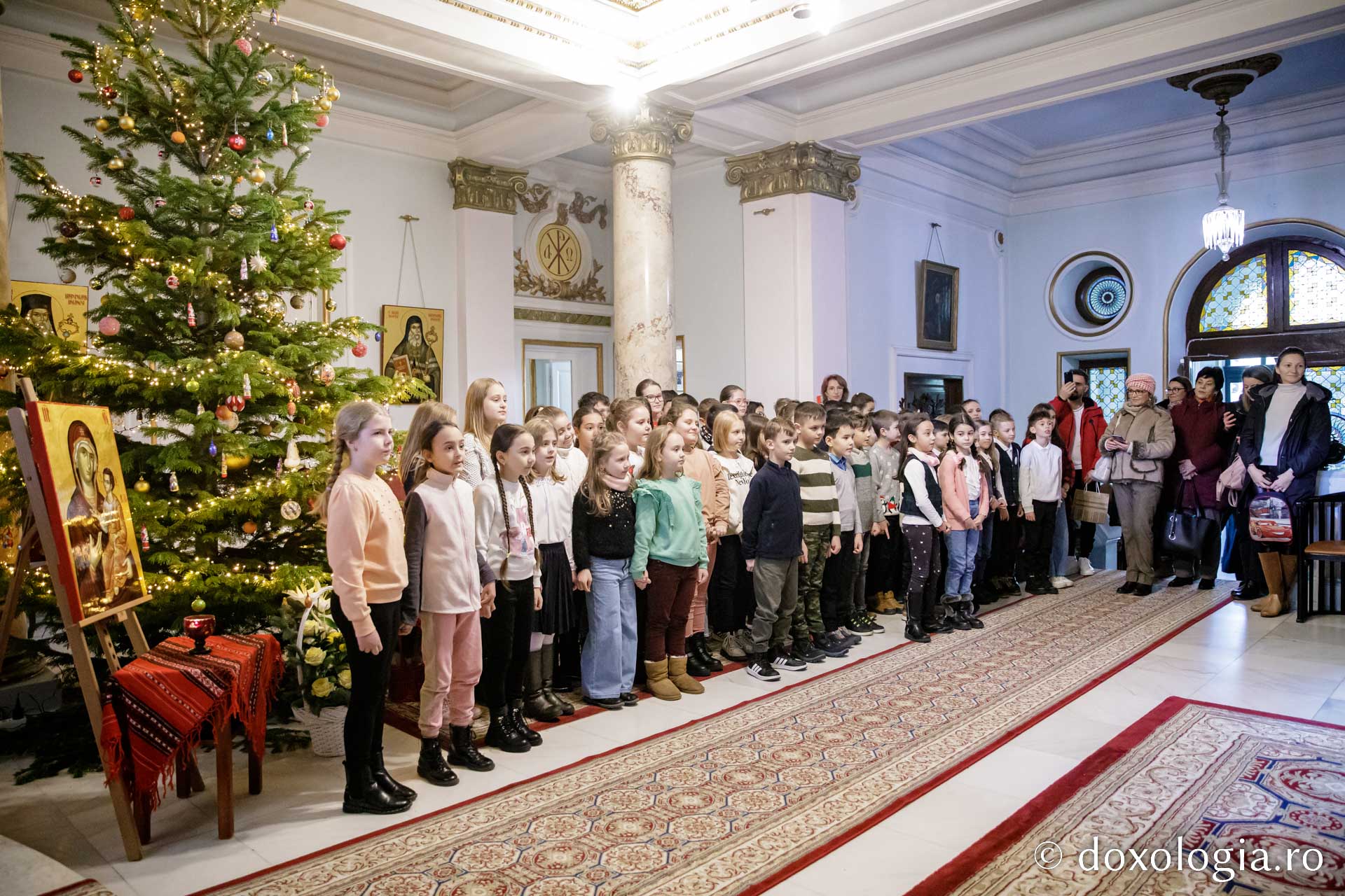 (Foto) Școala „Vasile Conta” Iași, clasele a III-a B Prim și a II-a A Prim – Colindători la Reședința Mitropolitană 2022