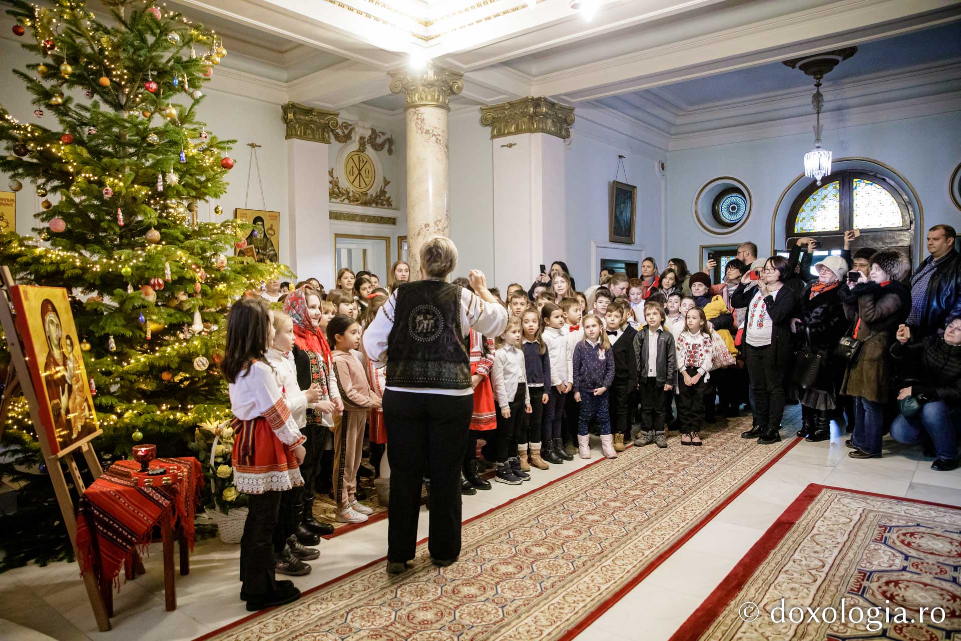 (Foto) Școala „Vasile Conta” Iași, clasele I C, A și B și clasa a IV-a B – Colindători la Reședința Mitropolitană 2022