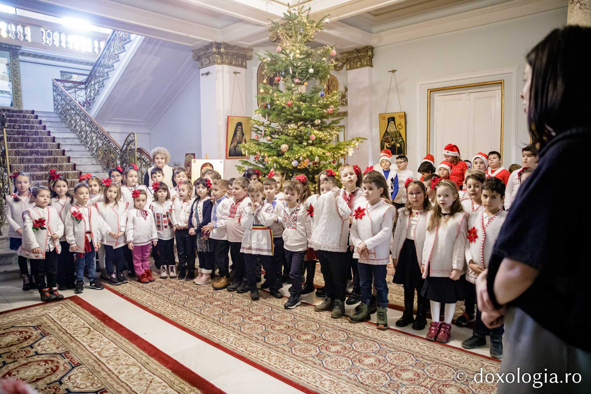 (Foto) Școala „Vasile Conta” Iași, clasele pregătitoare A Prim și B Prim – Colindători la Reședința Mitropolitană 2022