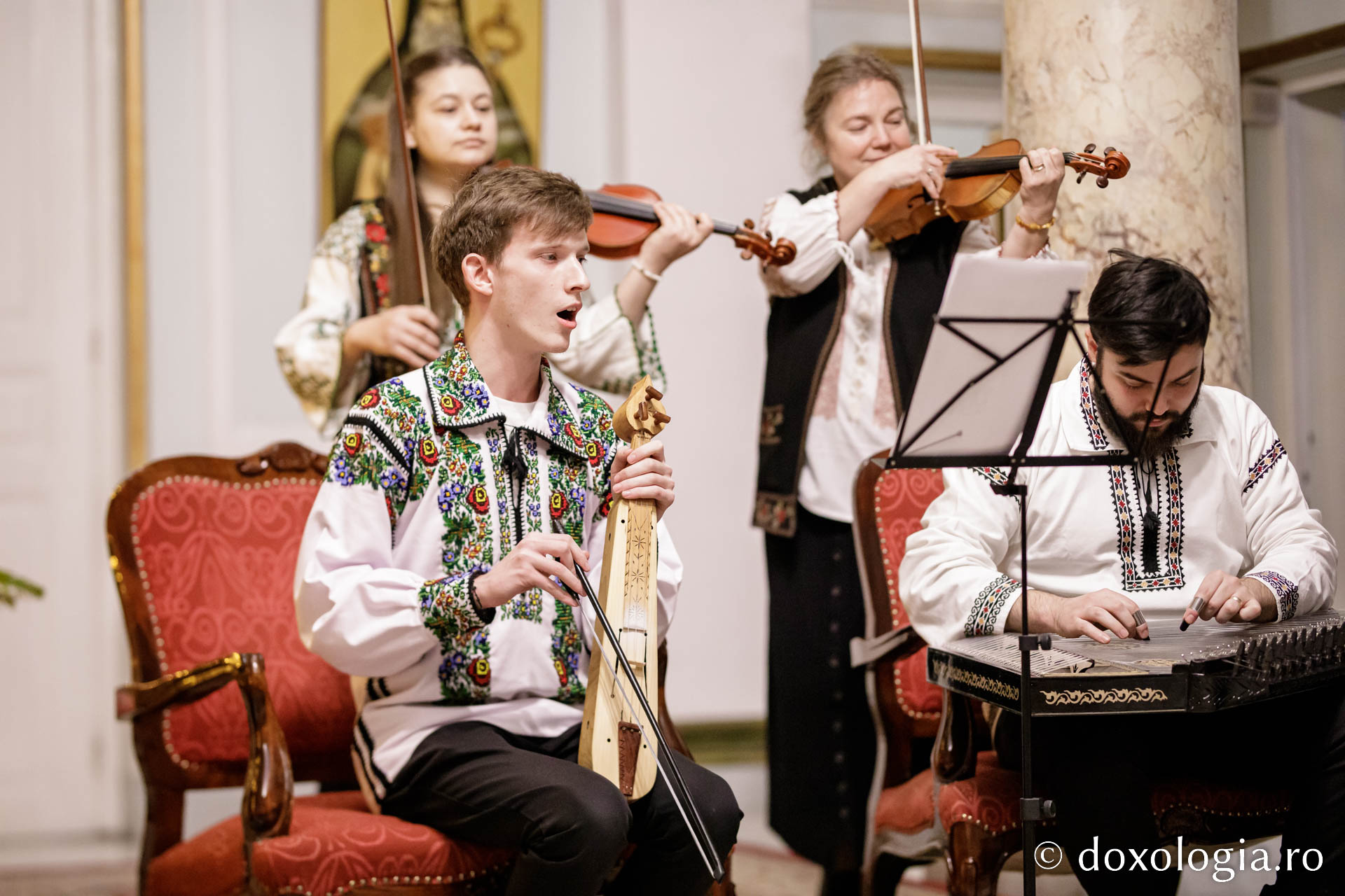 (Foto) Corul Mira – Colindători la Reședința Mitropolitană 2022