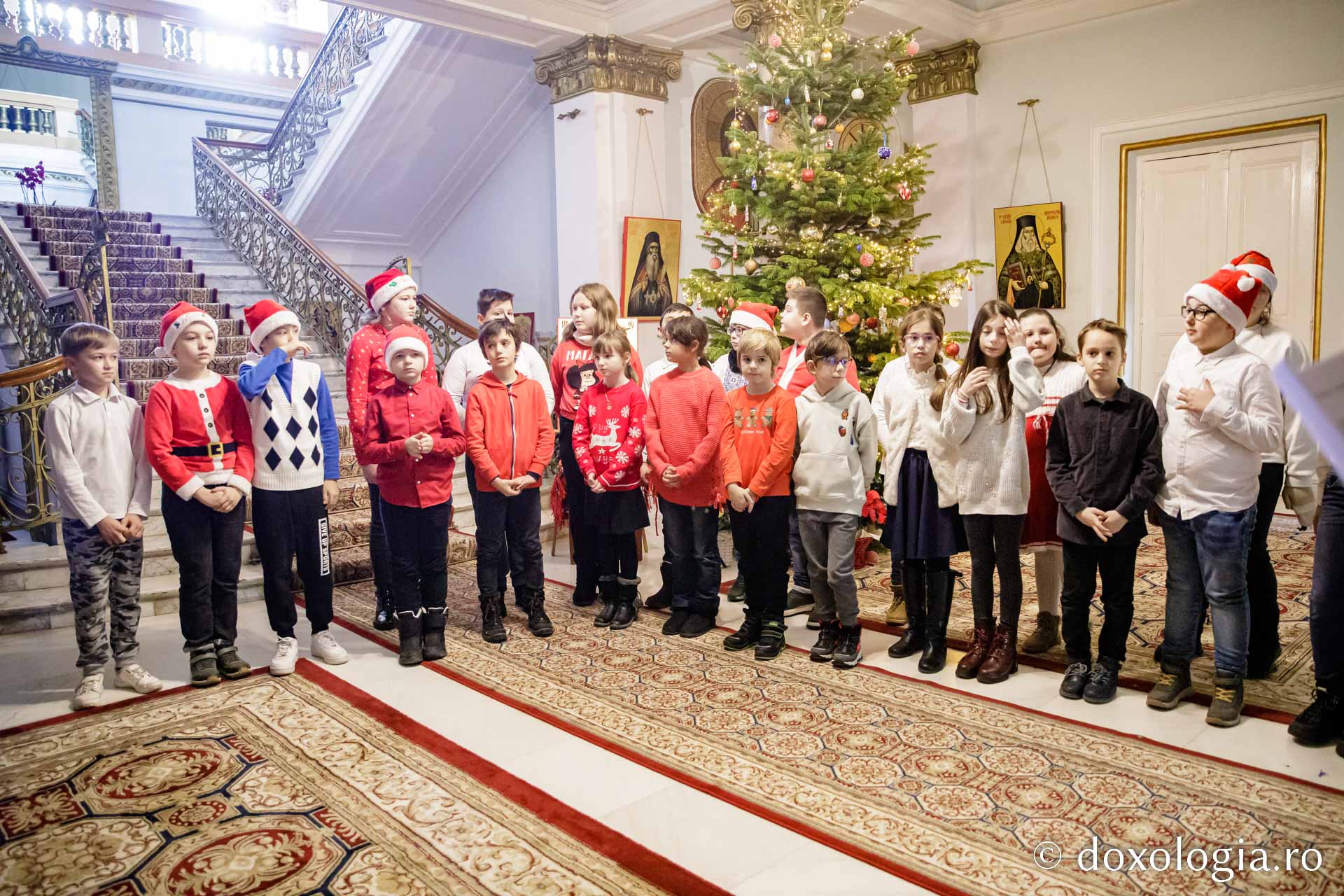 (Foto) Școala „Vasile Conta” Iași, clasa a III-a A prim – Colindători la Reședința Mitropolitană 2022