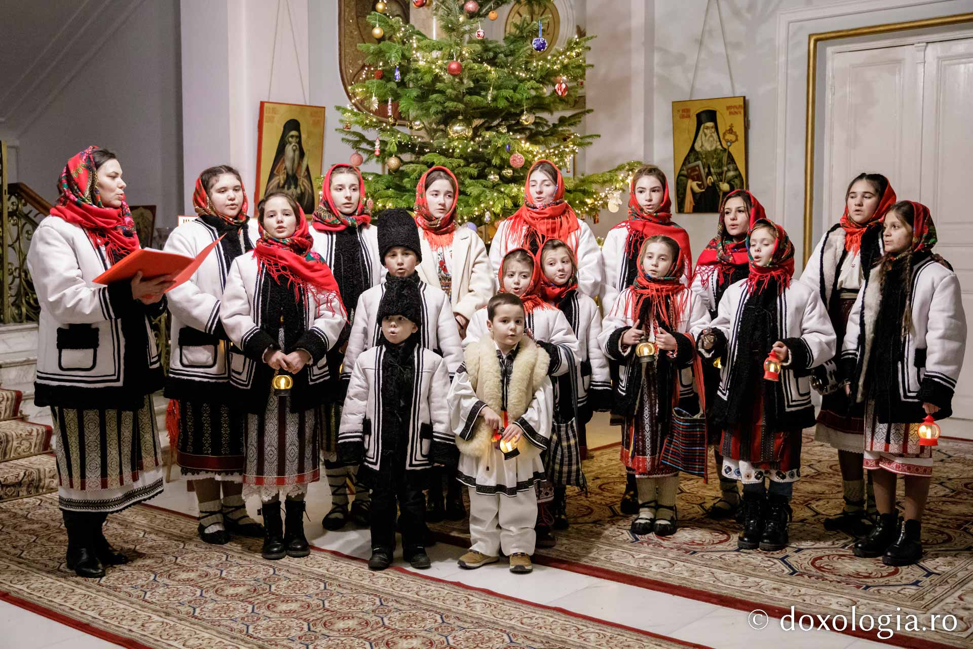 (Foto) Căminul Cultural Borca (Fărcașa) – Colindători la Reședința Mitropolitană 2022