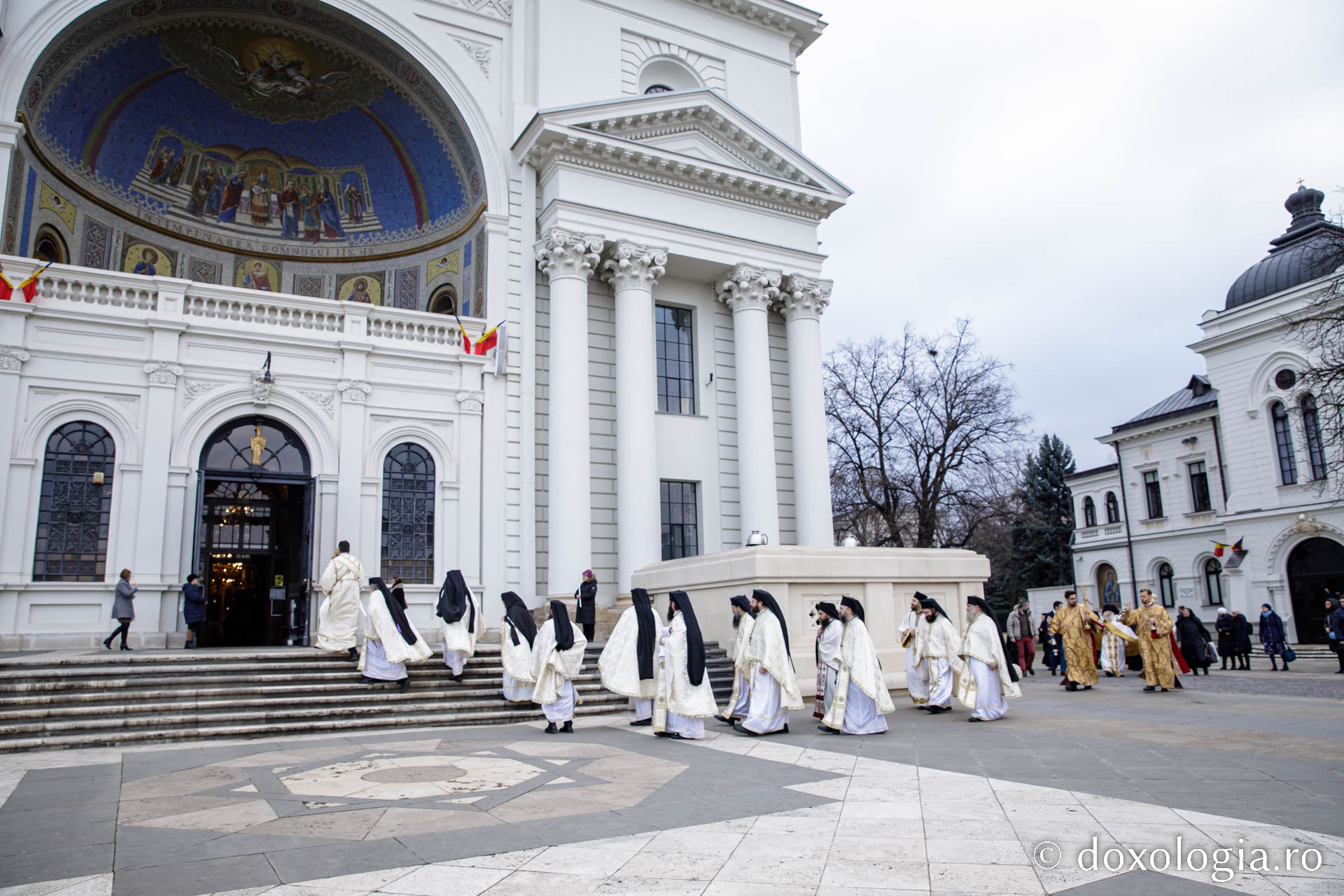 Starețul Efrem Vatopedinul, la Catedrala din Iași: „La taina Sfintei Liturghii, la care se dă în dar harul, mintea se deschide ca să priceapă scripturile”