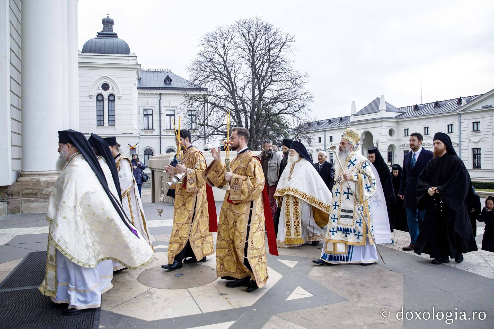 Starețul Efrem Vatopedinul, la Catedrala din Iași: „La taina Sfintei Liturghii, la care se dă în dar harul, mintea se deschide ca să priceapă scripturile”