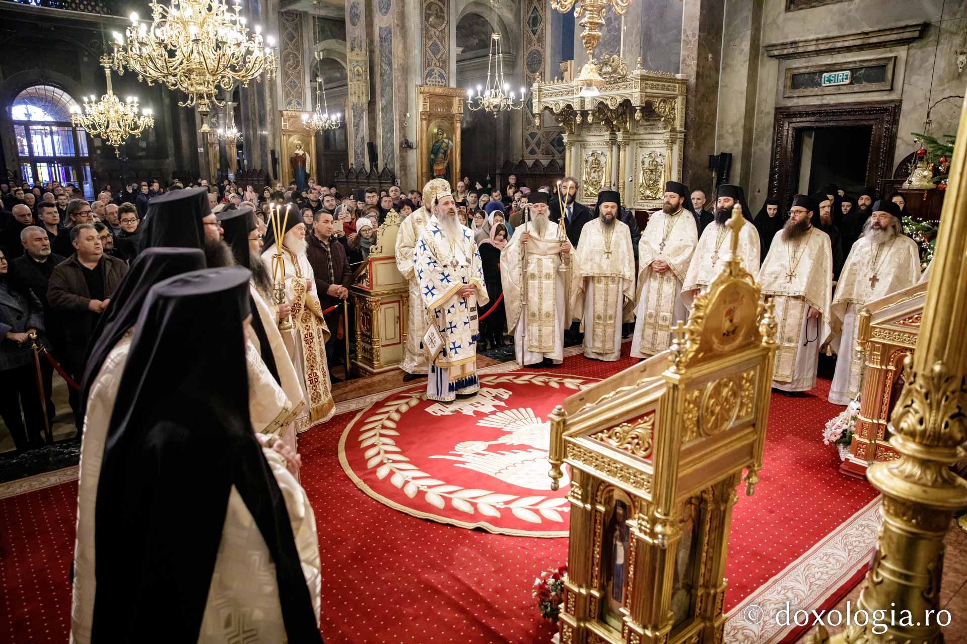 Starețul Efrem Vatopedinul, la Catedrala din Iași: „La taina Sfintei Liturghii, la care se dă în dar harul, mintea se deschide ca să priceapă scripturile”