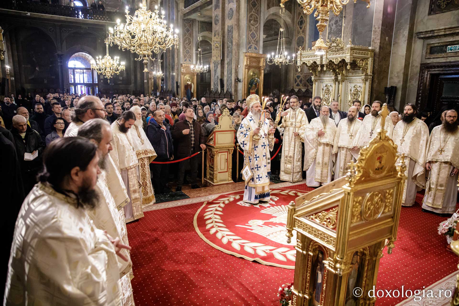 Starețul Efrem Vatopedinul, la Catedrala din Iași: „La taina Sfintei Liturghii, la care se dă în dar harul, mintea se deschide ca să priceapă scripturile”