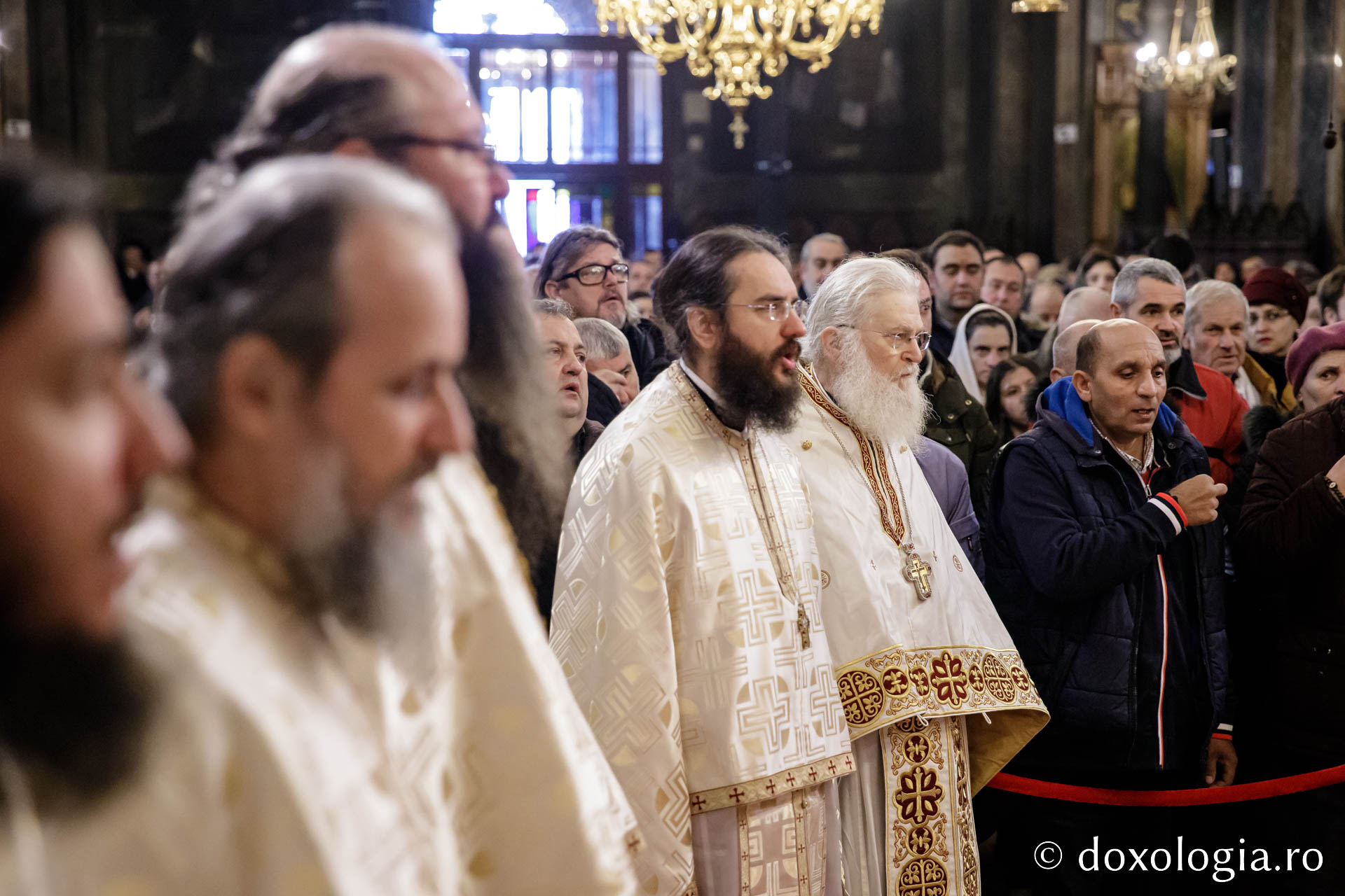 Starețul Efrem Vatopedinul, la Catedrala din Iași: „La taina Sfintei Liturghii, la care se dă în dar harul, mintea se deschide ca să priceapă scripturile”