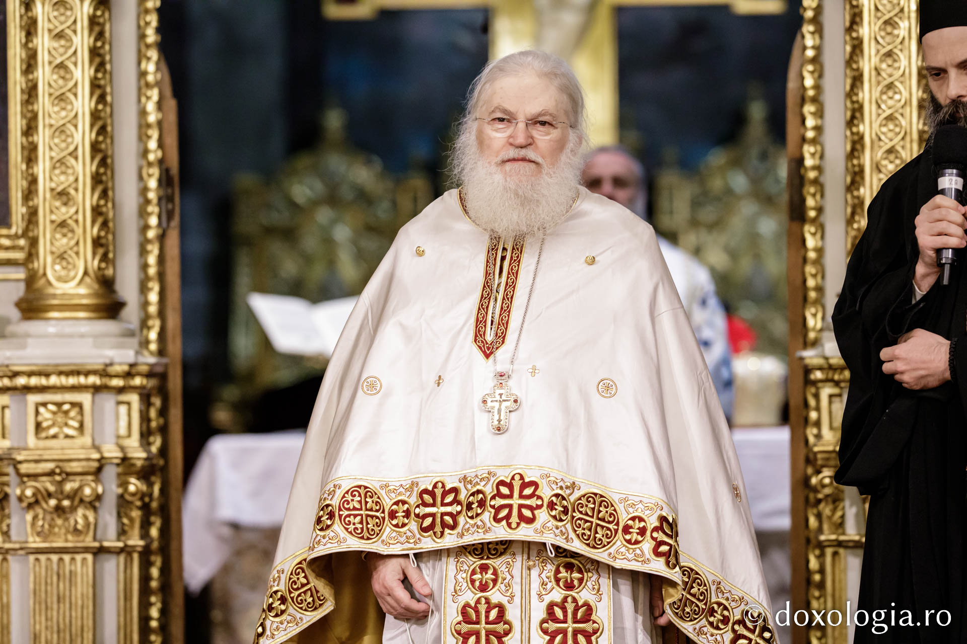 Starețul Efrem Vatopedinul, la Catedrala din Iași: „La taina Sfintei Liturghii, la care se dă în dar harul, mintea se deschide ca să priceapă scripturile”