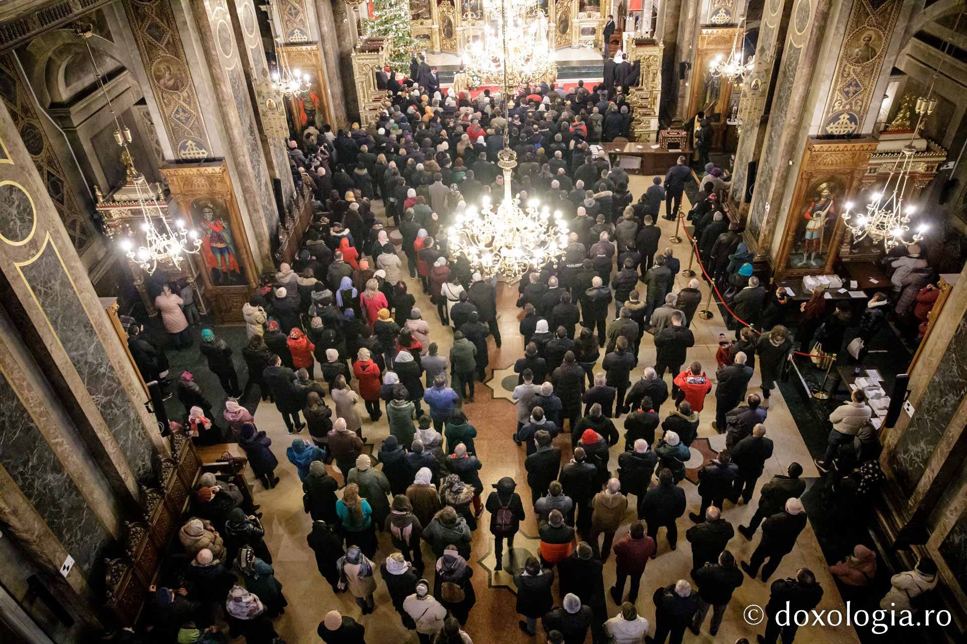 Starețul Efrem Vatopedinul, la Catedrala din Iași: „La taina Sfintei Liturghii, la care se dă în dar harul, mintea se deschide ca să priceapă scripturile”