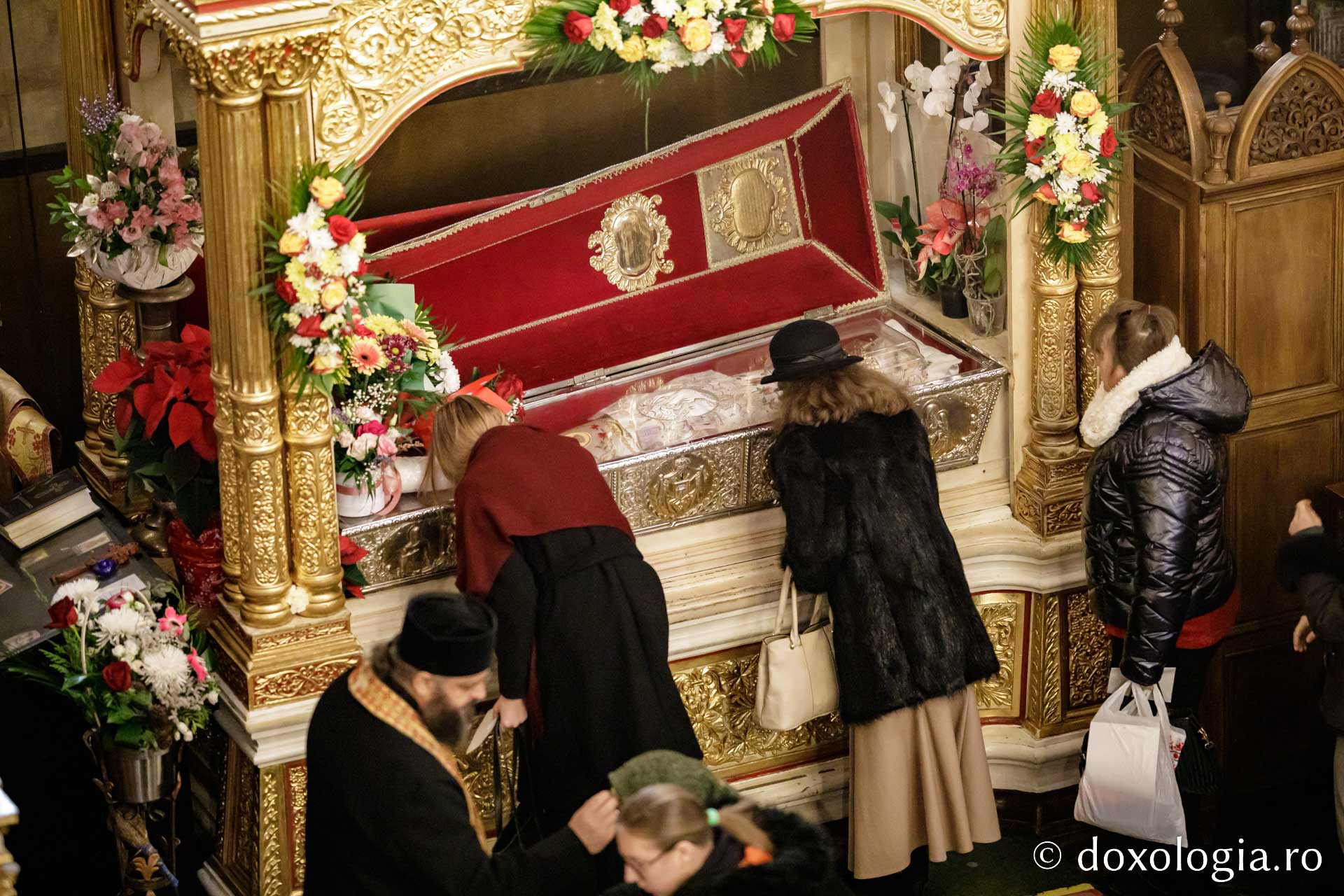 Starețul Efrem Vatopedinul, la Catedrala din Iași: „La taina Sfintei Liturghii, la care se dă în dar harul, mintea se deschide ca să priceapă scripturile”