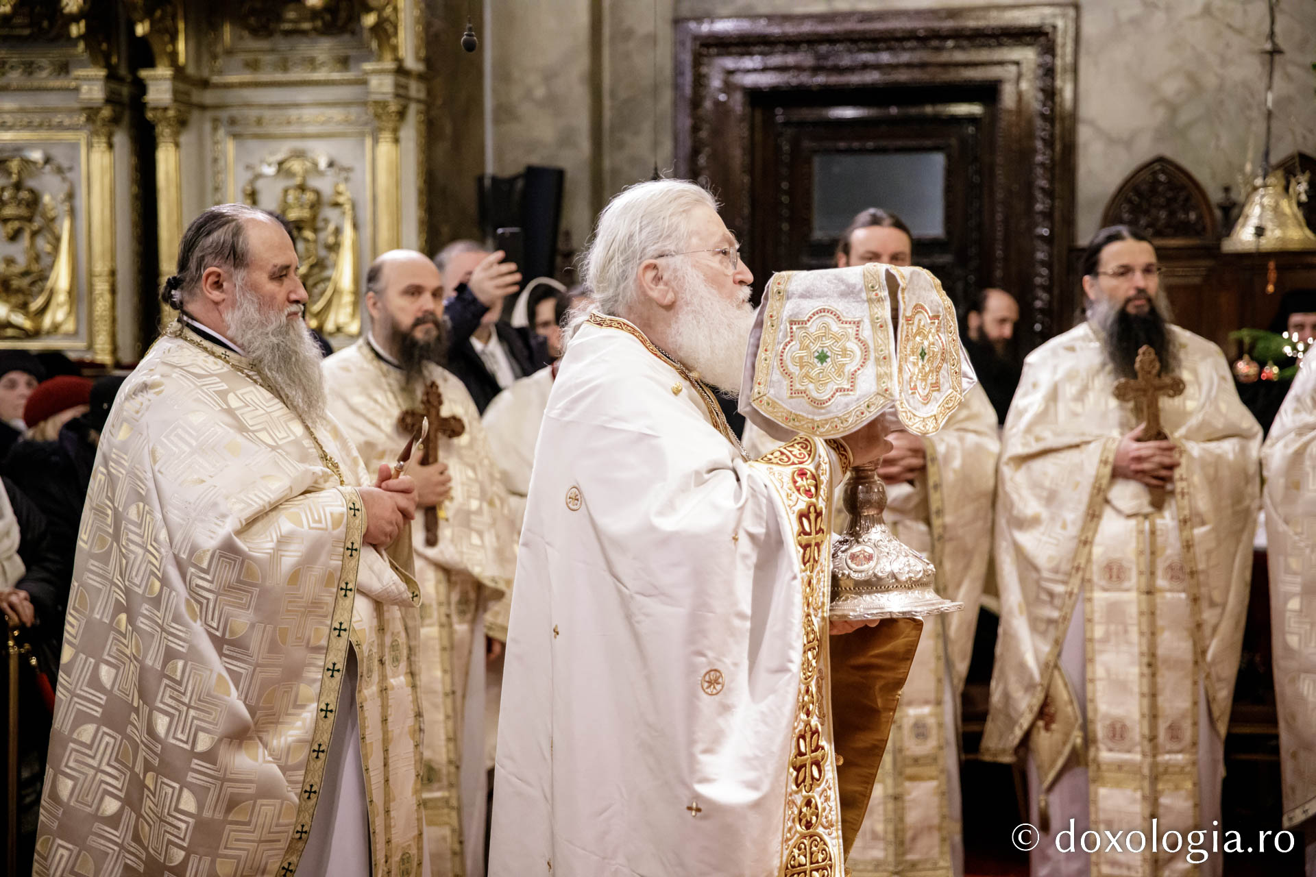 Starețul Efrem Vatopedinul, la Catedrala din Iași: „La taina Sfintei Liturghii, la care se dă în dar harul, mintea se deschide ca să priceapă scripturile”