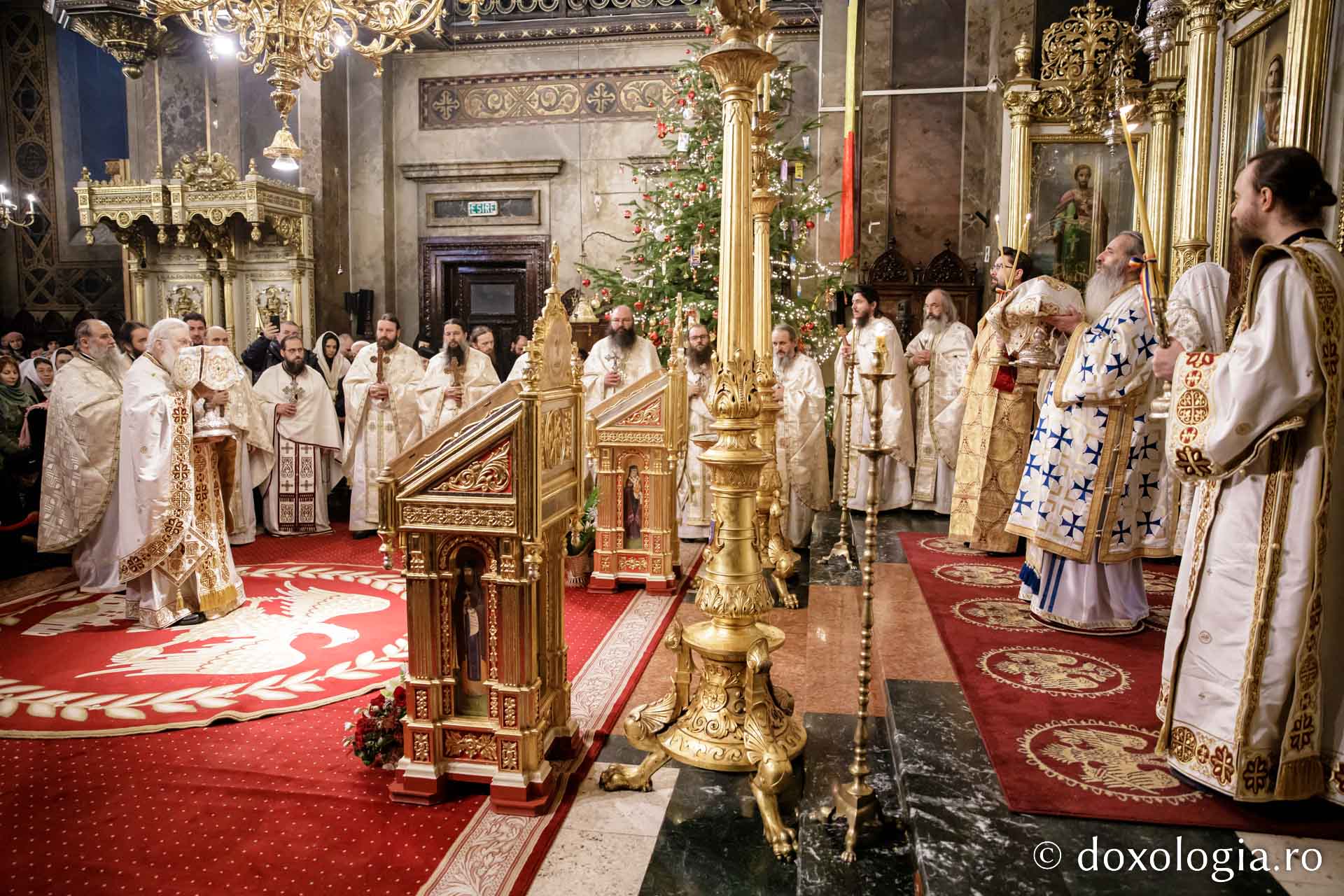 Starețul Efrem Vatopedinul, la Catedrala din Iași: „La taina Sfintei Liturghii, la care se dă în dar harul, mintea se deschide ca să priceapă scripturile”