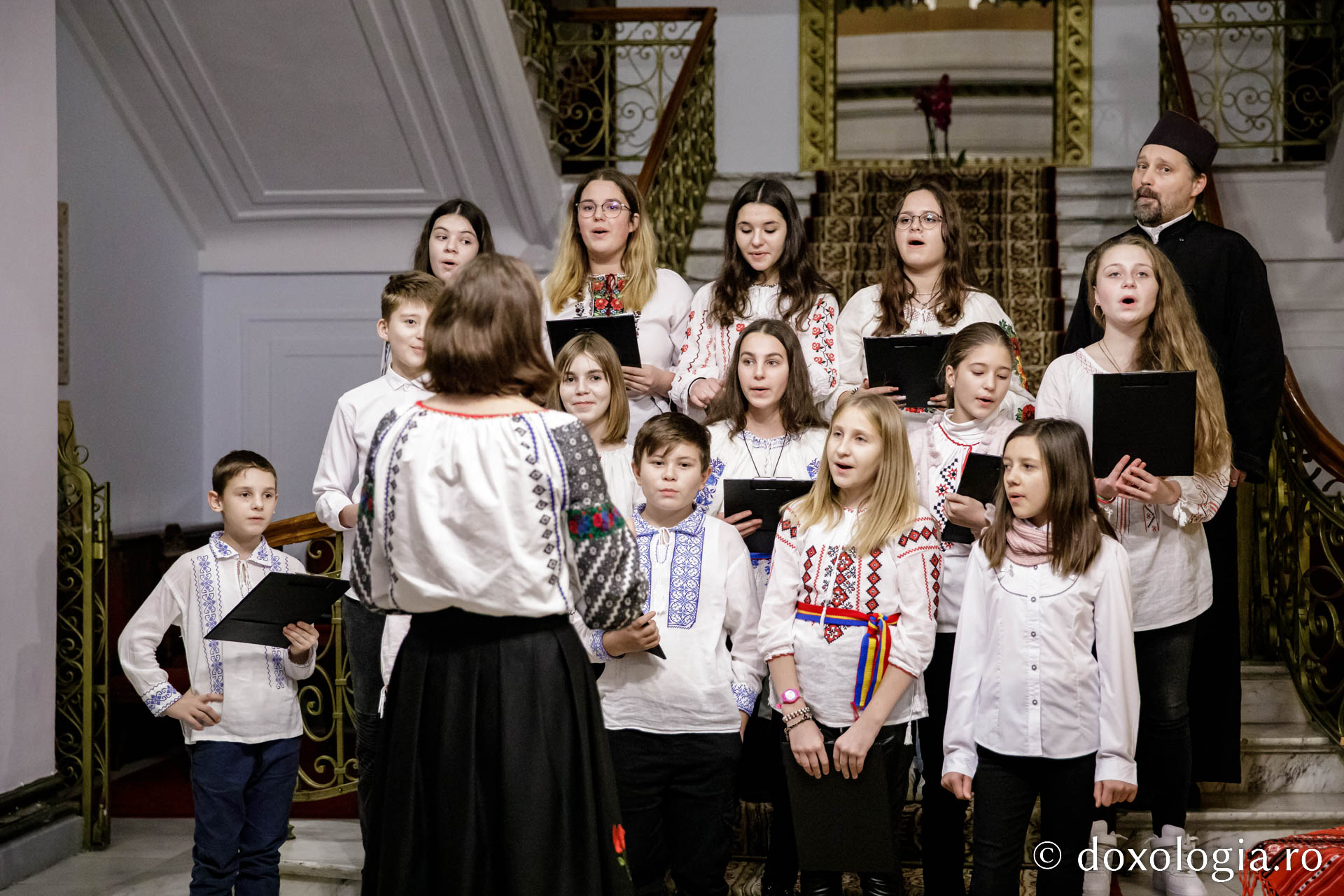 (Foto) Parohia Bohotin – Colindători la Reședința Mitropolitană 2022