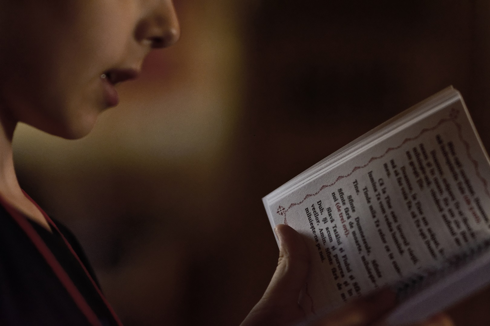 copil citind dintr-o carte