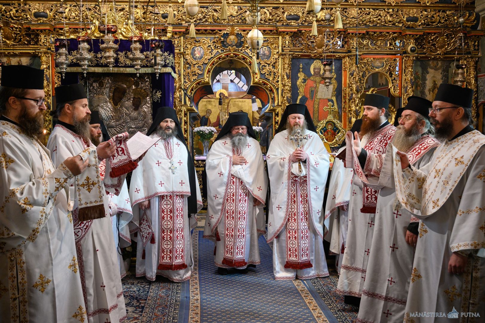 „Să ne predăm lui Dumnezeu”: Arhim. Melchisedec Velnic, serbat la 30 de ani de stăreție