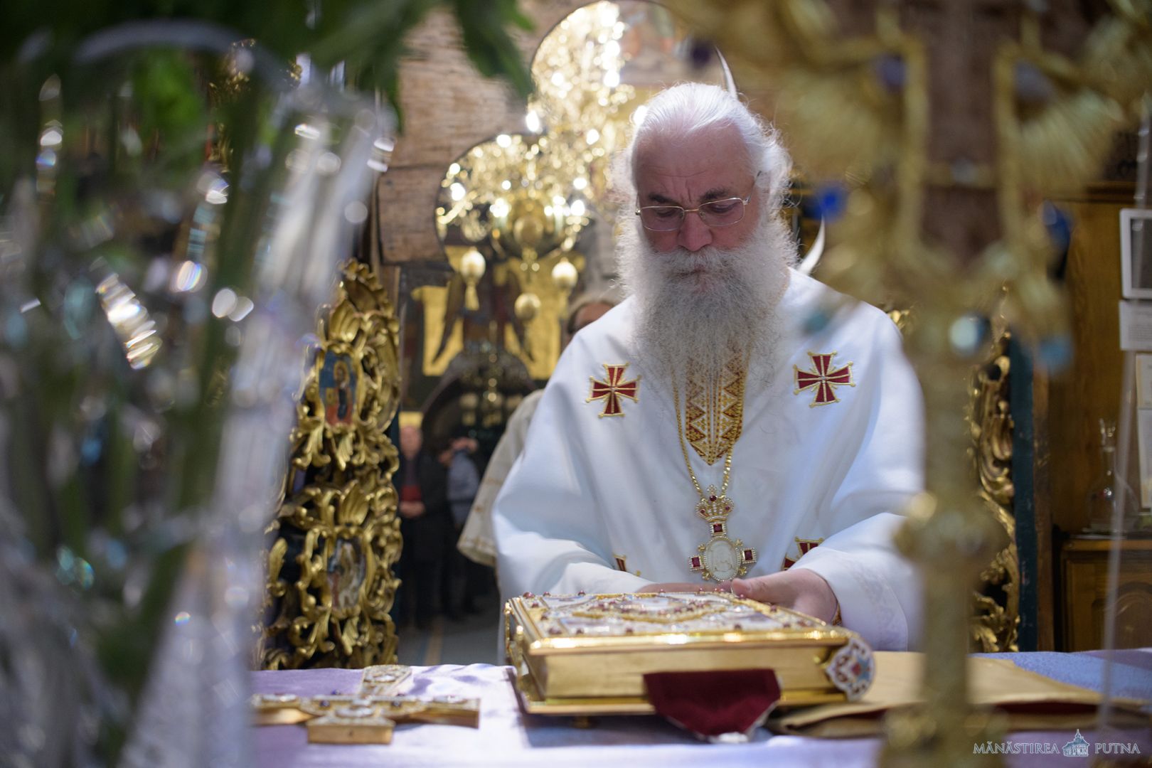 „Să ne predăm lui Dumnezeu”: Arhim. Melchisedec Velnic, serbat la 30 de ani de stăreție