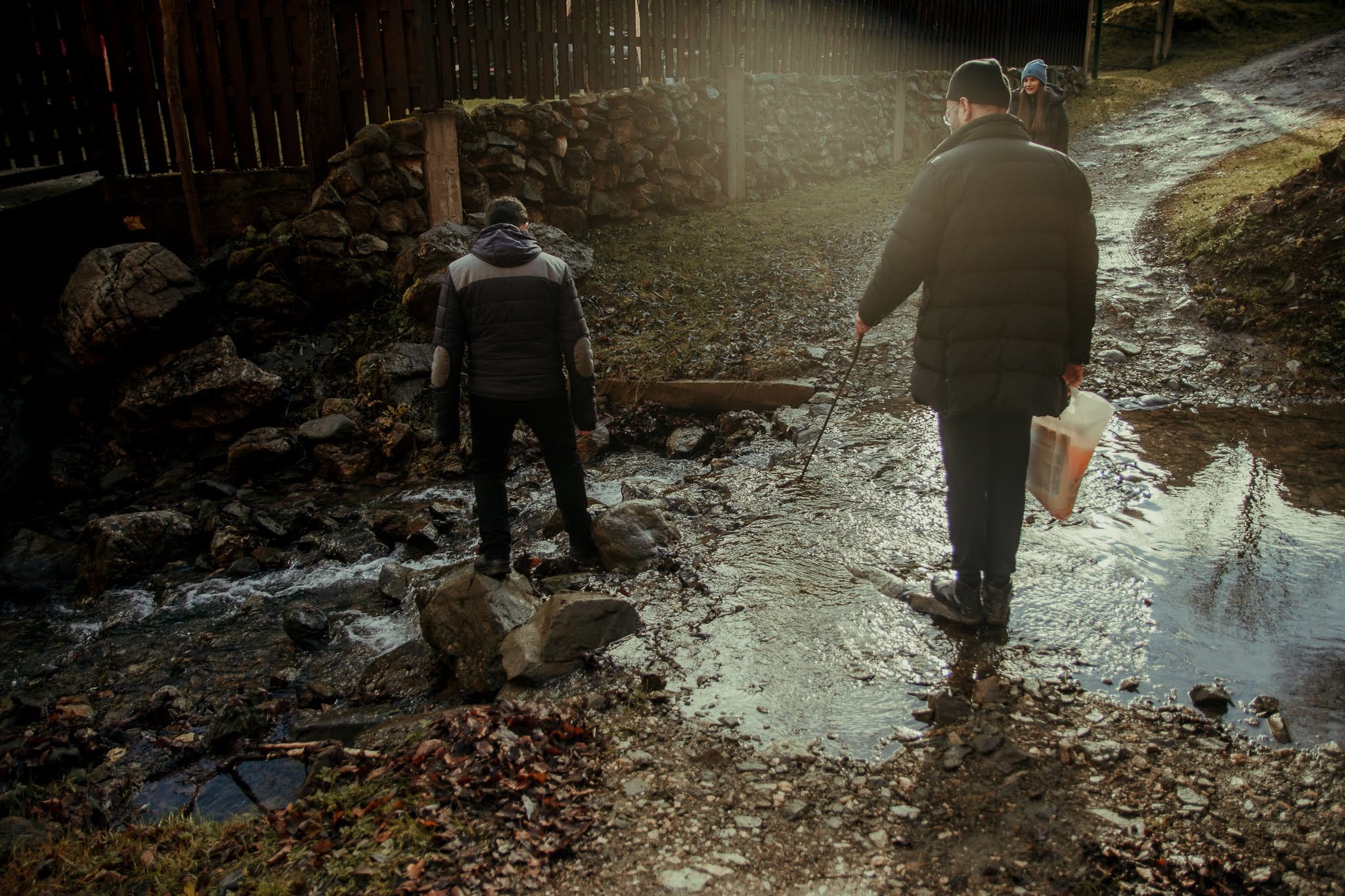 Colind și întâlnire de taină cu nepotul unui pustnic: „Dormiți aici, eu mă pot odihni afară. Vă las în așternutul meu”