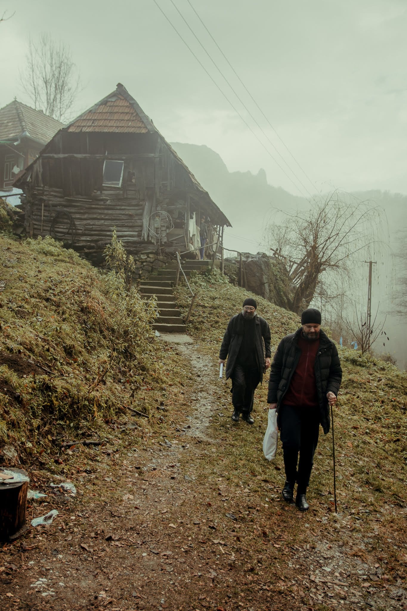 Colind și întâlnire de taină cu nepotul unui pustnic: „Dormiți aici, eu mă pot odihni afară. Vă las în așternutul meu”