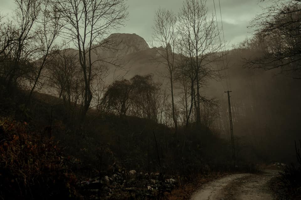 Colind și întâlnire de taină cu nepotul unui pustnic: „Dormiți aici, eu mă pot odihni afară. Vă las în așternutul meu”