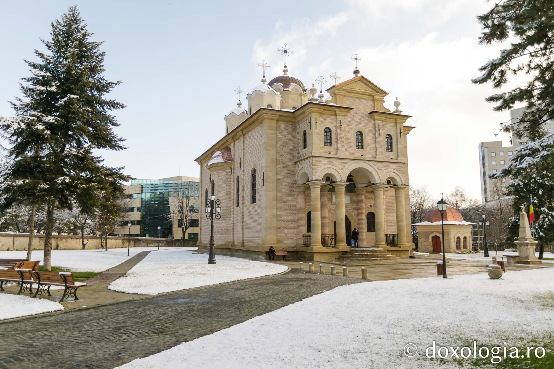 (Foto) Biserici ieșene sub veșmânt de zăpadă