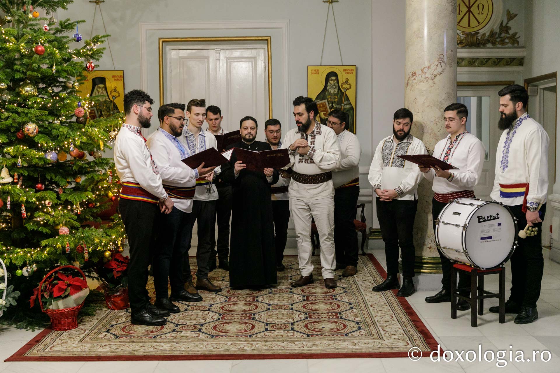 (Foto) Corul Academic Byzantion – Colindători la Reședința Mitropolitană 2022