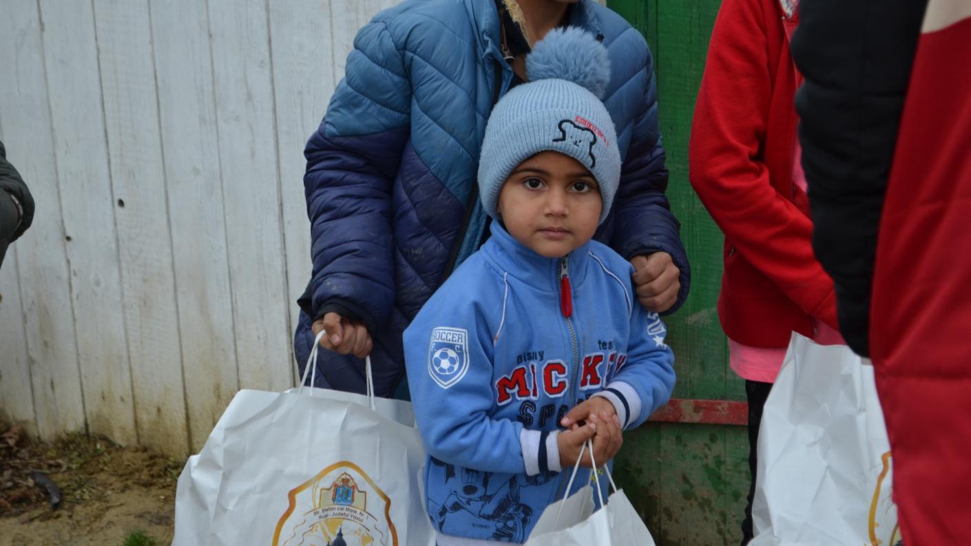 Caravana „Dar de Crăciun” colindă satele Episcopiei Hușilor