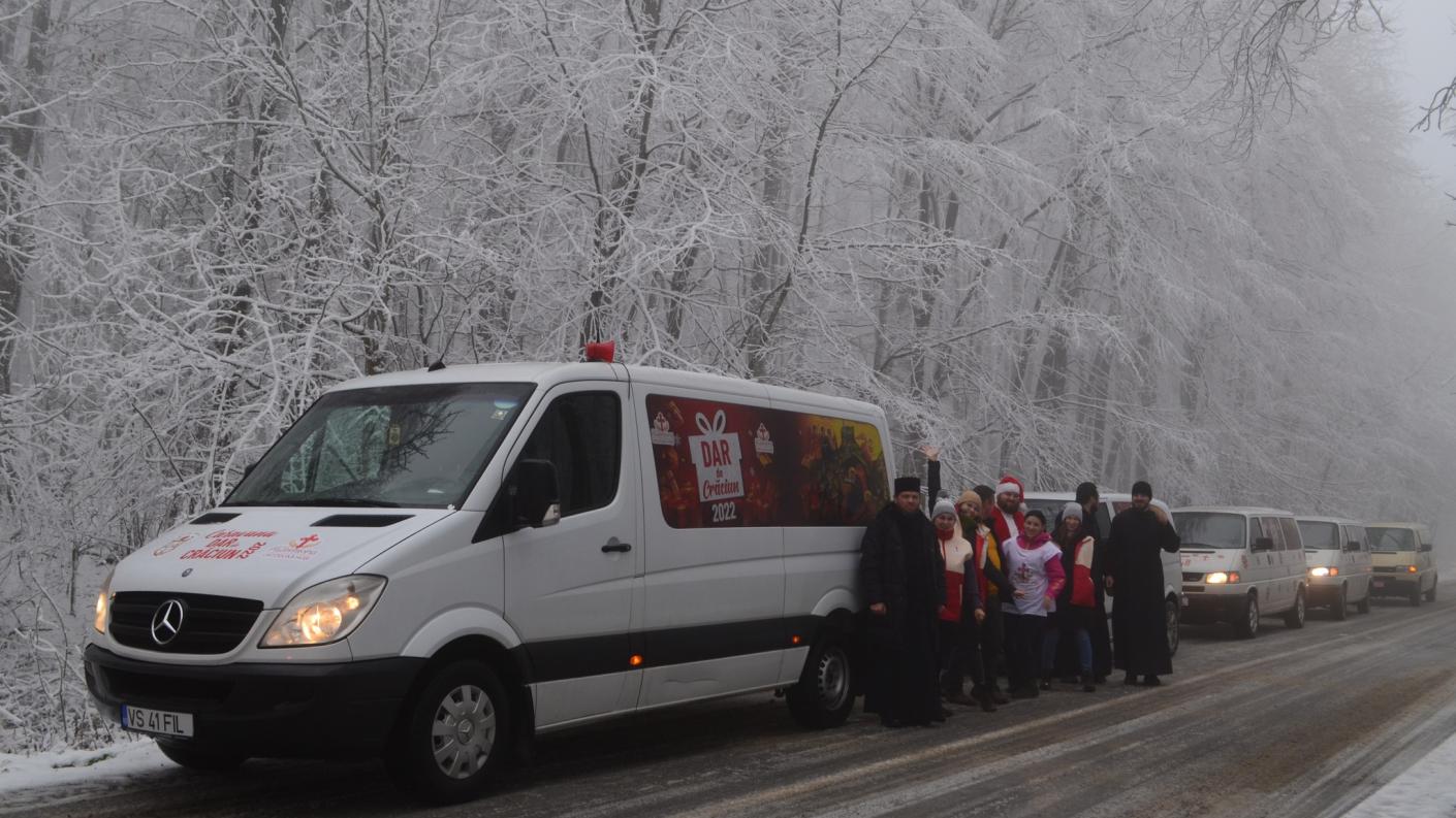 Caravana „Dar de Crăciun”, a Episcopiei Hușilor, a pornit spre casele copiilor