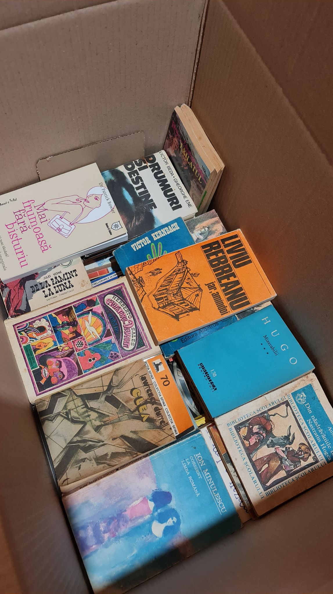 O parohie din Piatra Neamț a donat cărți pentru călătorii din sistemul public de transport local