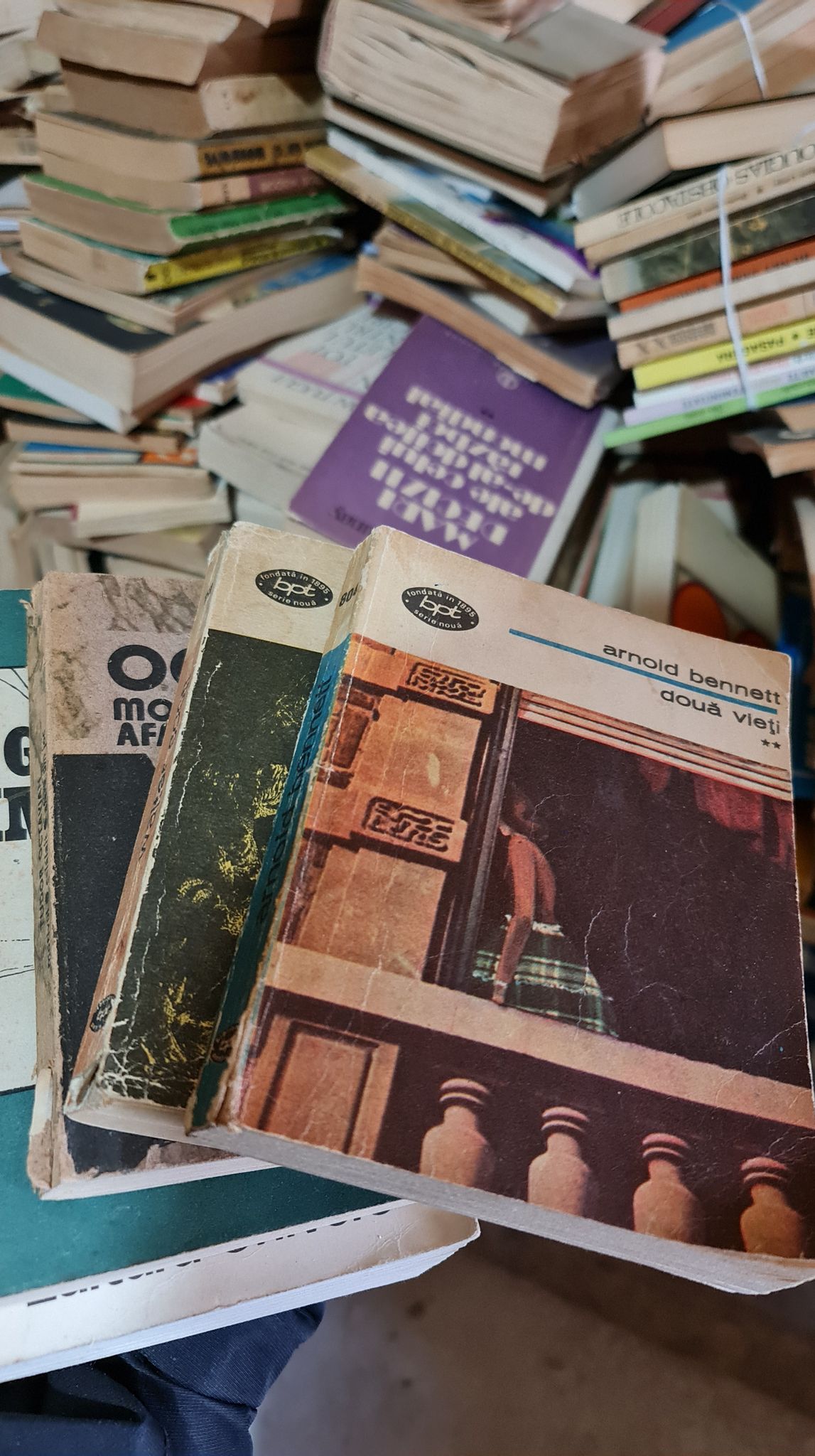 O parohie din Piatra Neamț a donat cărți pentru călătorii din sistemul public de transport local