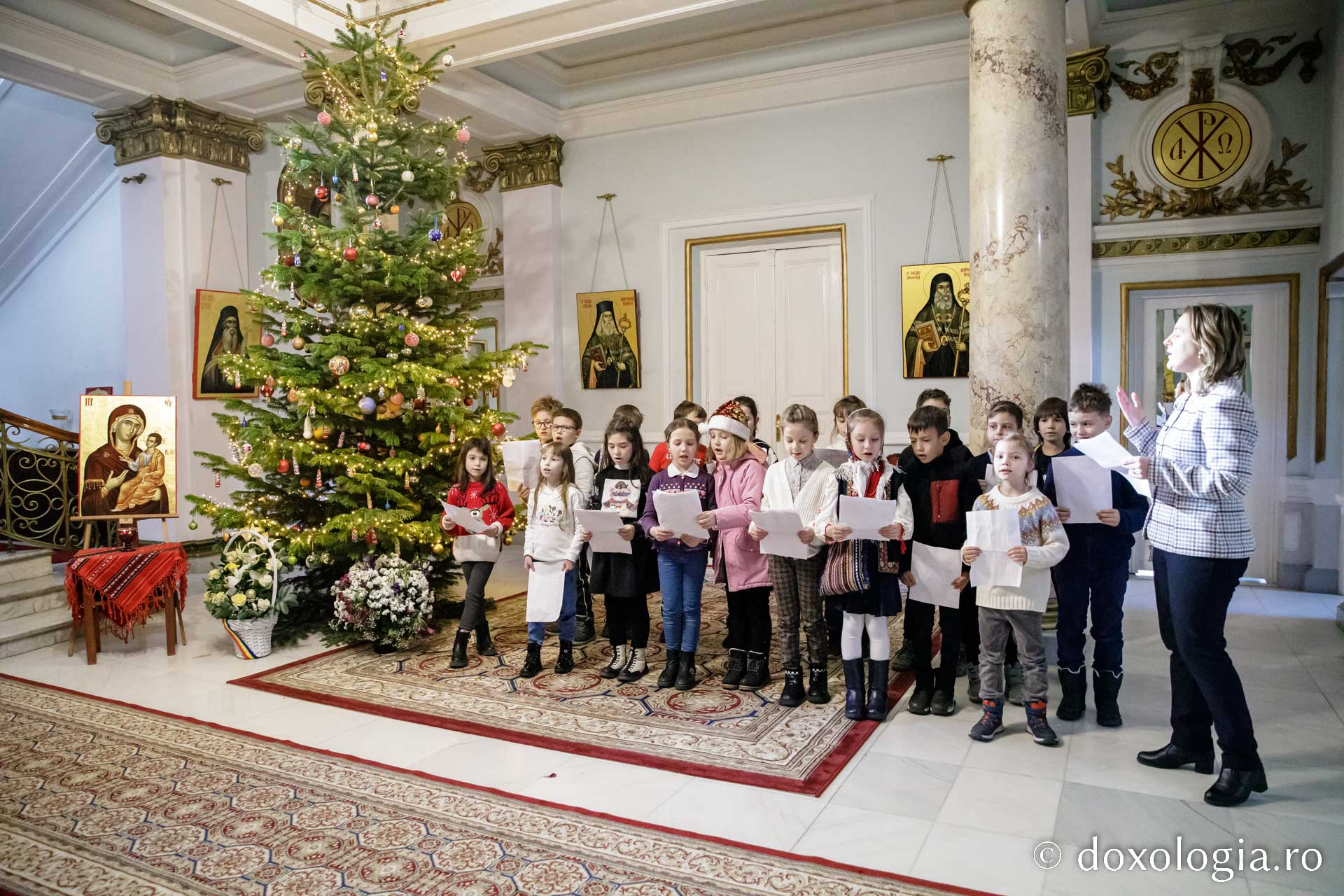 (Foto) Colegiul Național „Octav Băncilă”, clasa I  – Colindători la Reședința Mitropolitană 2022