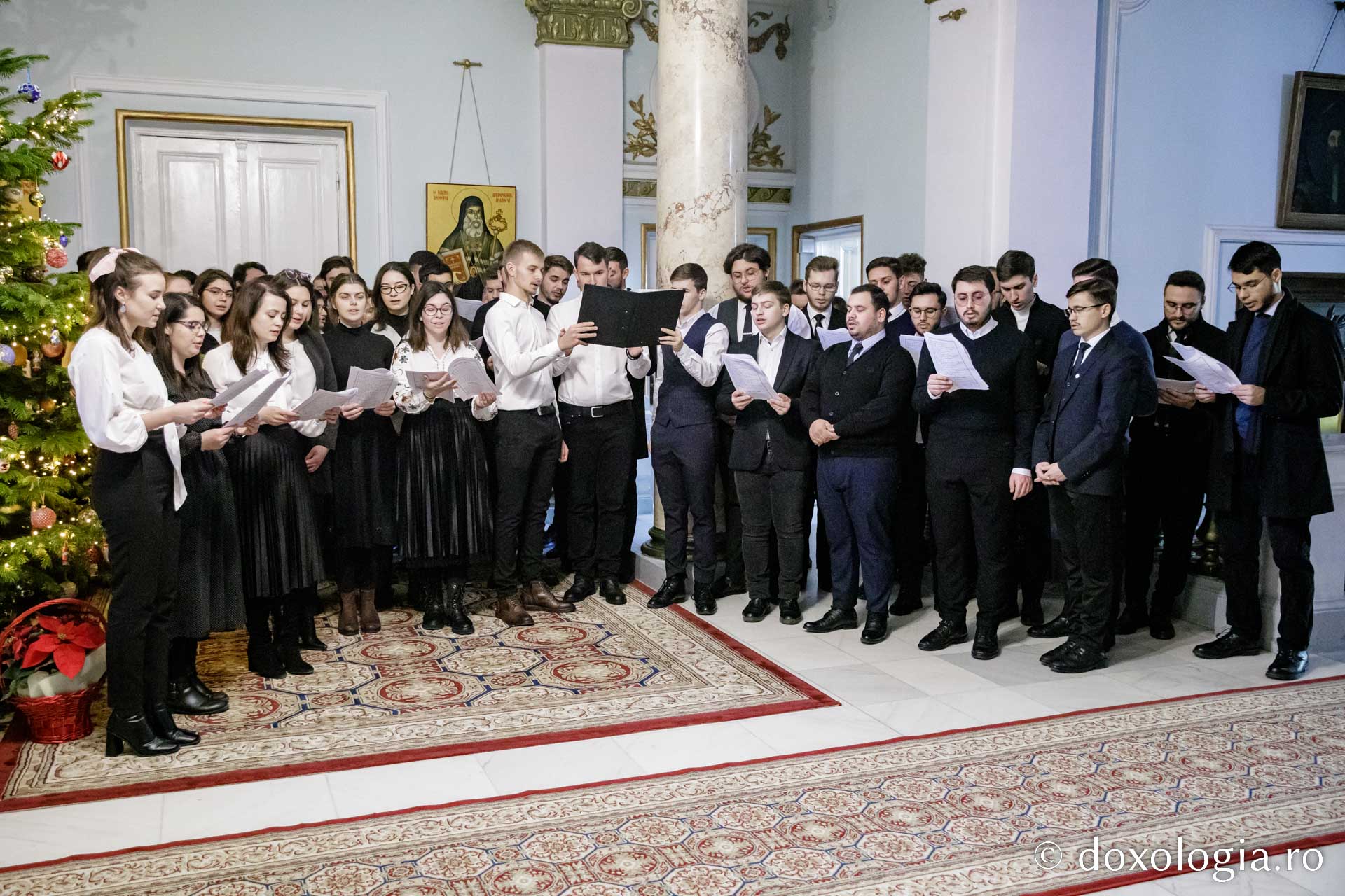 (Foto) Colegiul „Sf. Nicolae” din Iași – Colindători la Reședința Mitropolitană 2022