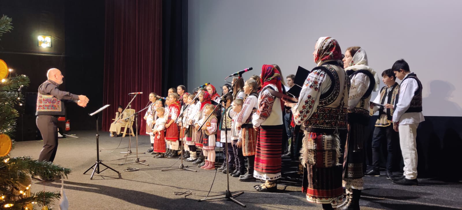 Cinci grupuri vocale și trei soliști au adus „Rugă Colindată” la Piatra Neamț