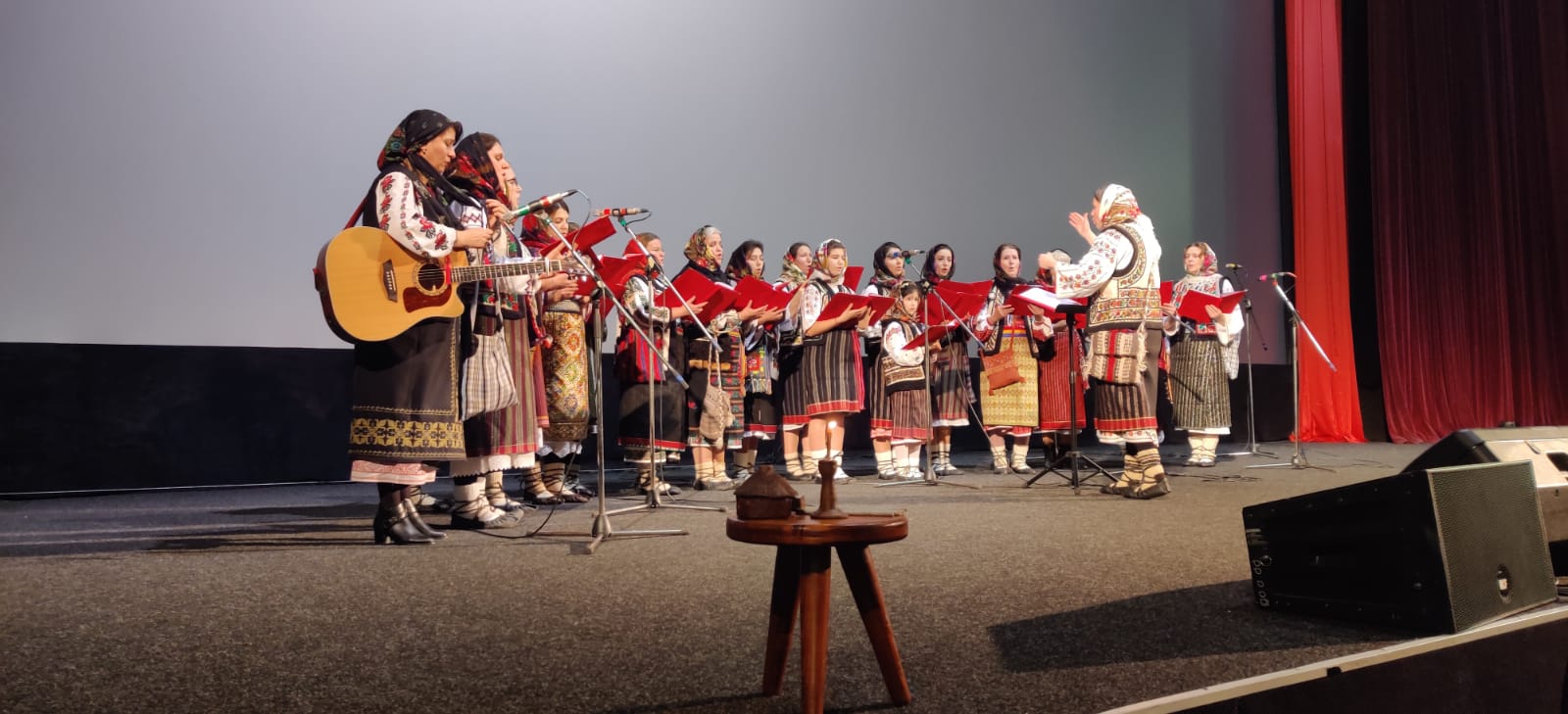 Cinci grupuri vocale și trei soliști au adus „Rugă Colindată” la Piatra Neamț