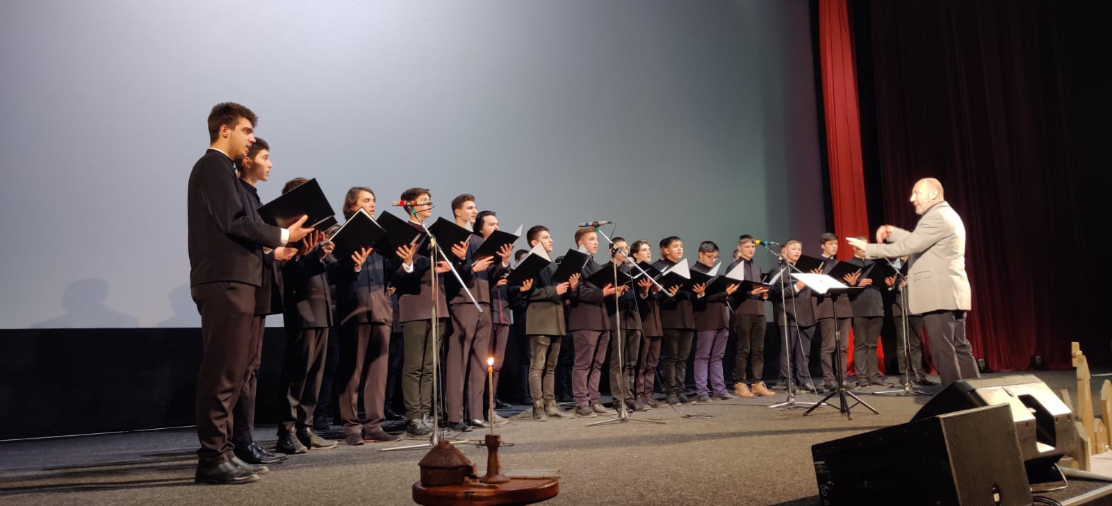 Cinci grupuri vocale și trei soliști au adus „Rugă Colindată” la Piatra Neamț