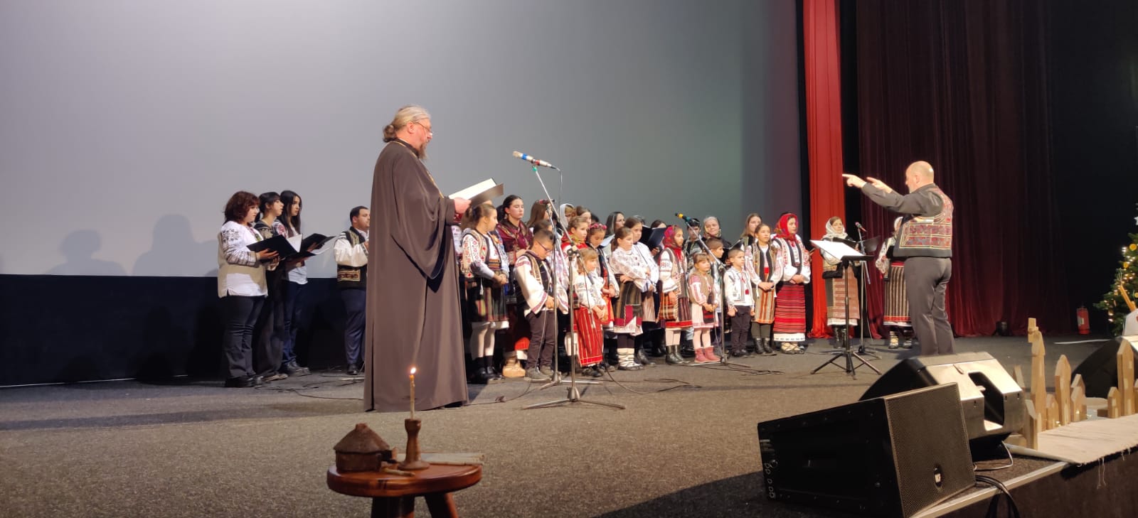 Cinci grupuri vocale și trei soliști au adus „Rugă Colindată” la Piatra Neamț