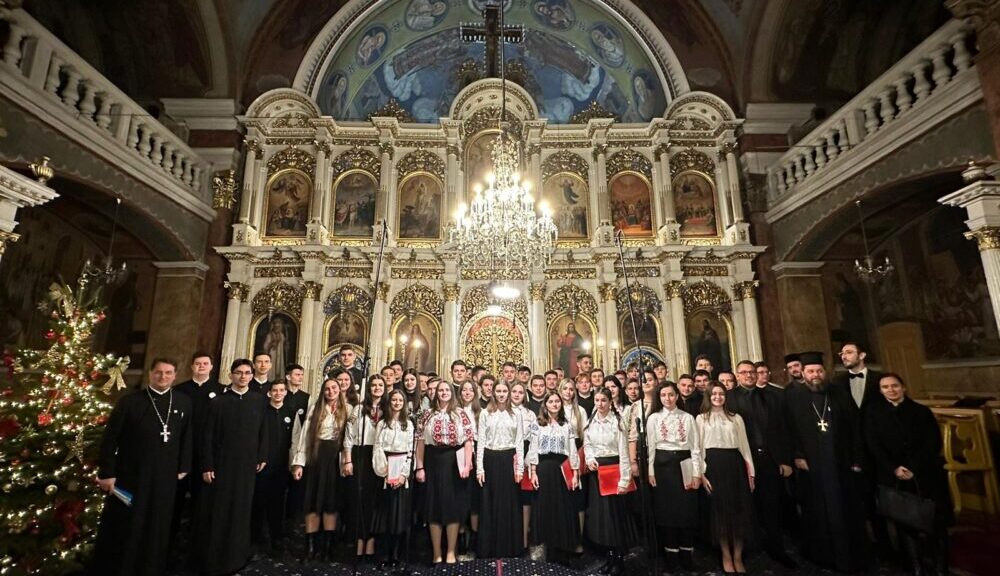 Foto: arhiepiscopiaaradului.ro Concert de colinde „La toată casa-i lumină” al Seminarului Teologic Ortodox din Arad