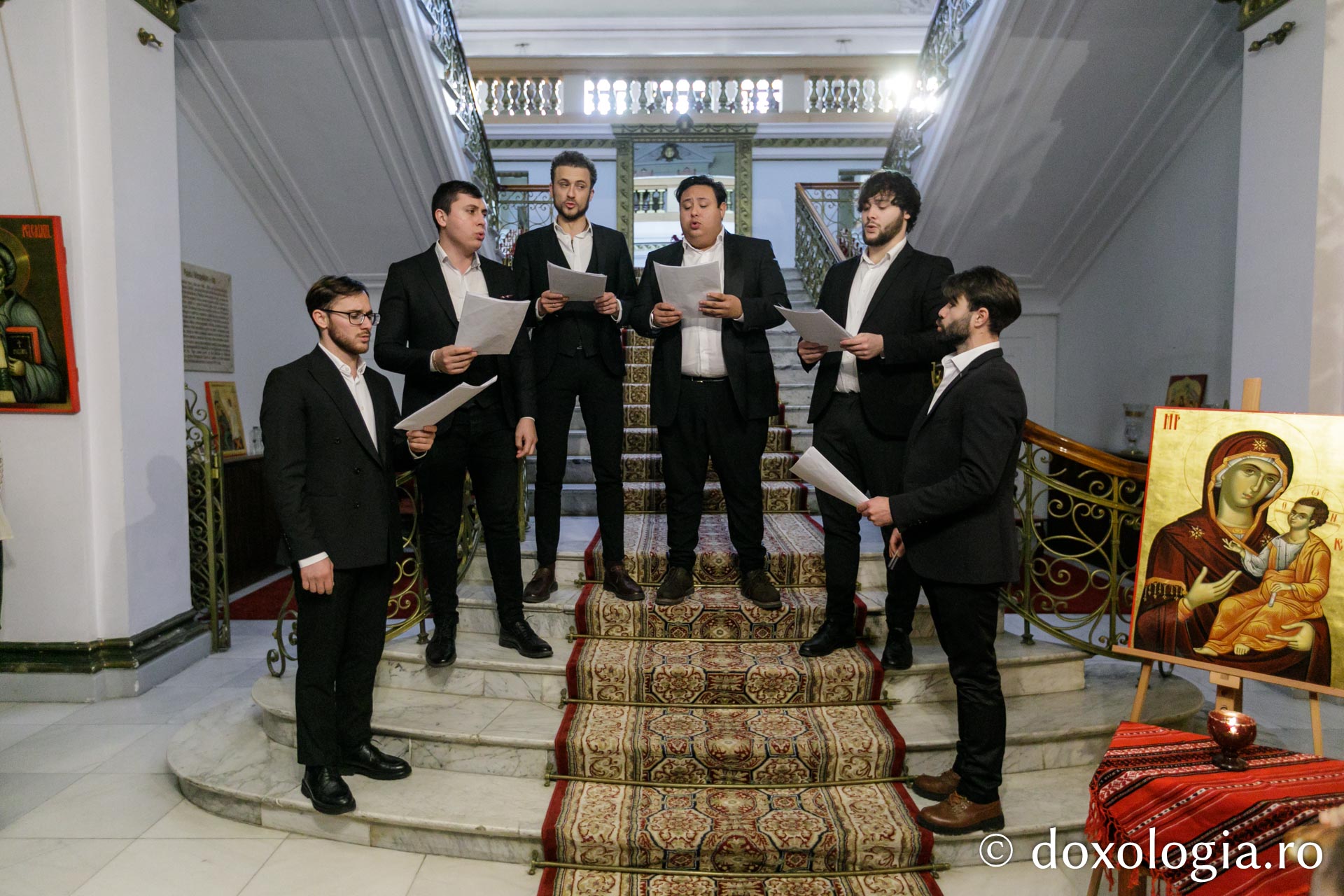 (Foto) Corala „Gavriil Muzicescu” a Mitropoliei Basarabiei – Colindători la Reședința Mitropolitană 2022