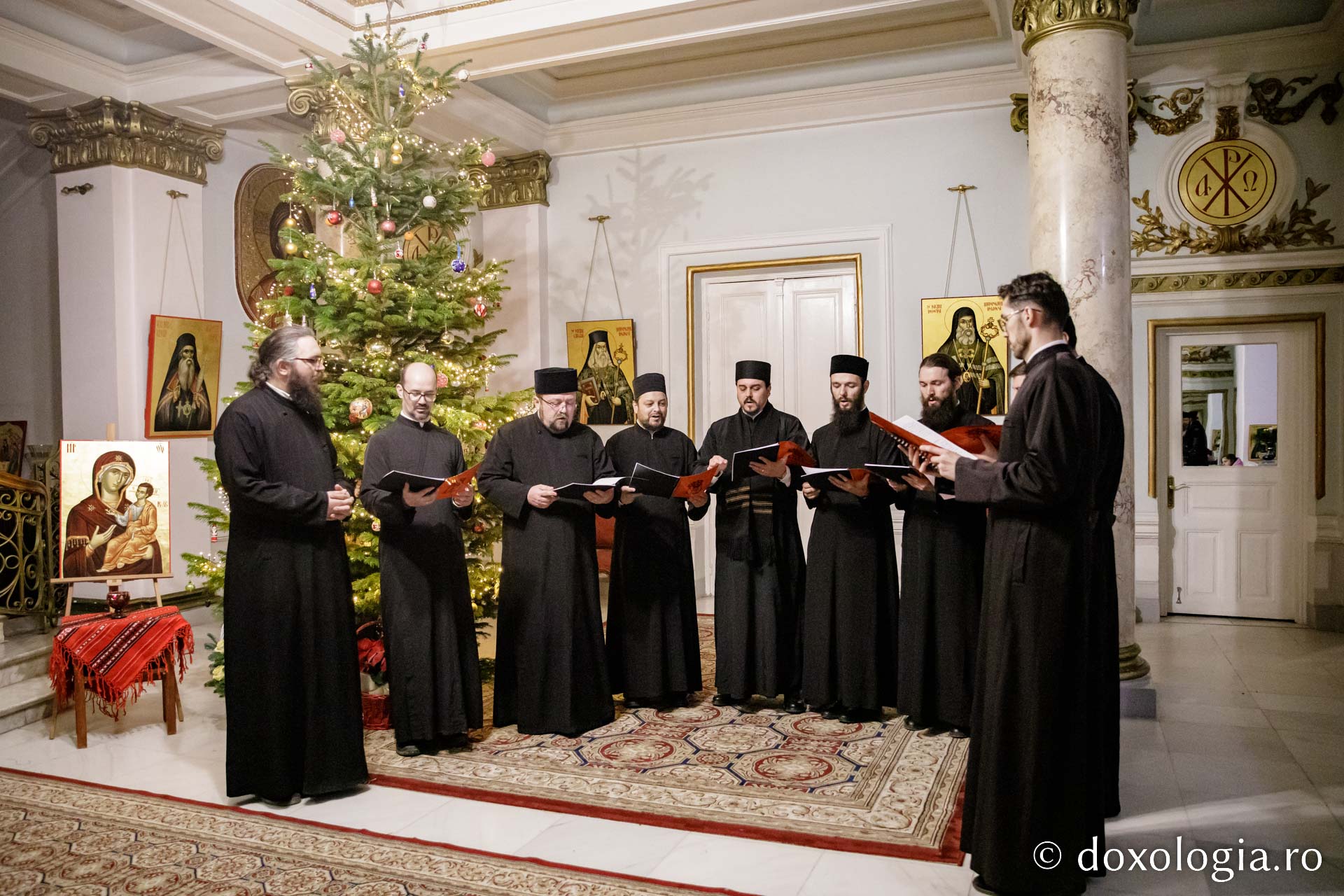 (Foto) Corul „Apostolii” al Protopopiatelor Iași 1,2 și 3 – Colindători la Reședința Mitropolitană 2022