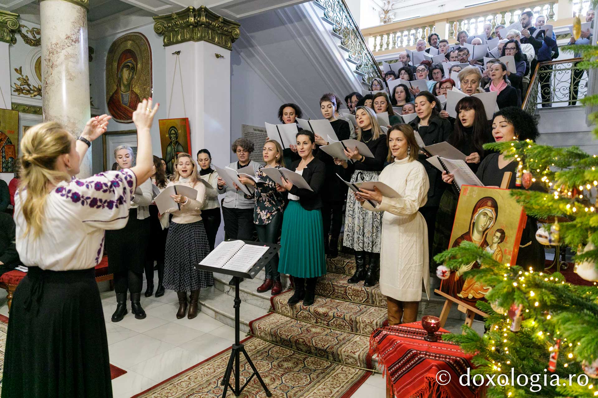 (Foto) Corul academic „Gavriil Musicescu” al Filarmonicii din Iași – Colindători la Reședința Mitropolitană 2022