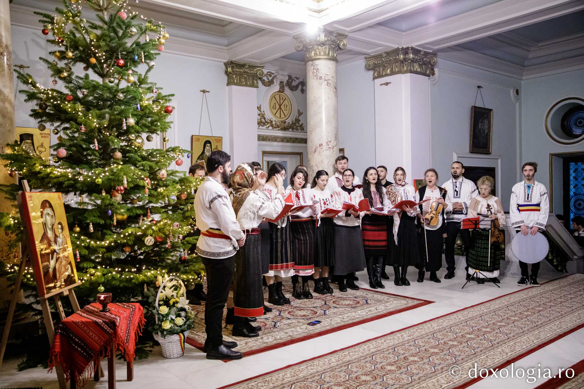 (Foto) Corul Floralia – Colindători la Reședința Mitropolitană 2022
