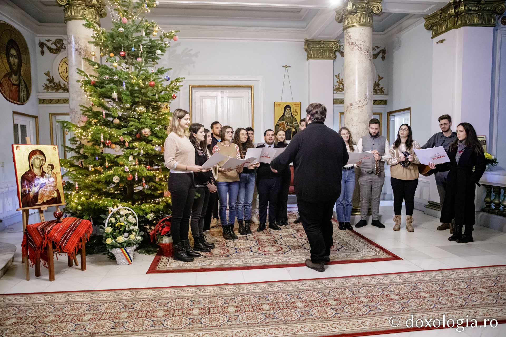 (Foto) Corul JoyCamps România – Colindători la Reședința Mitropolitană 2022